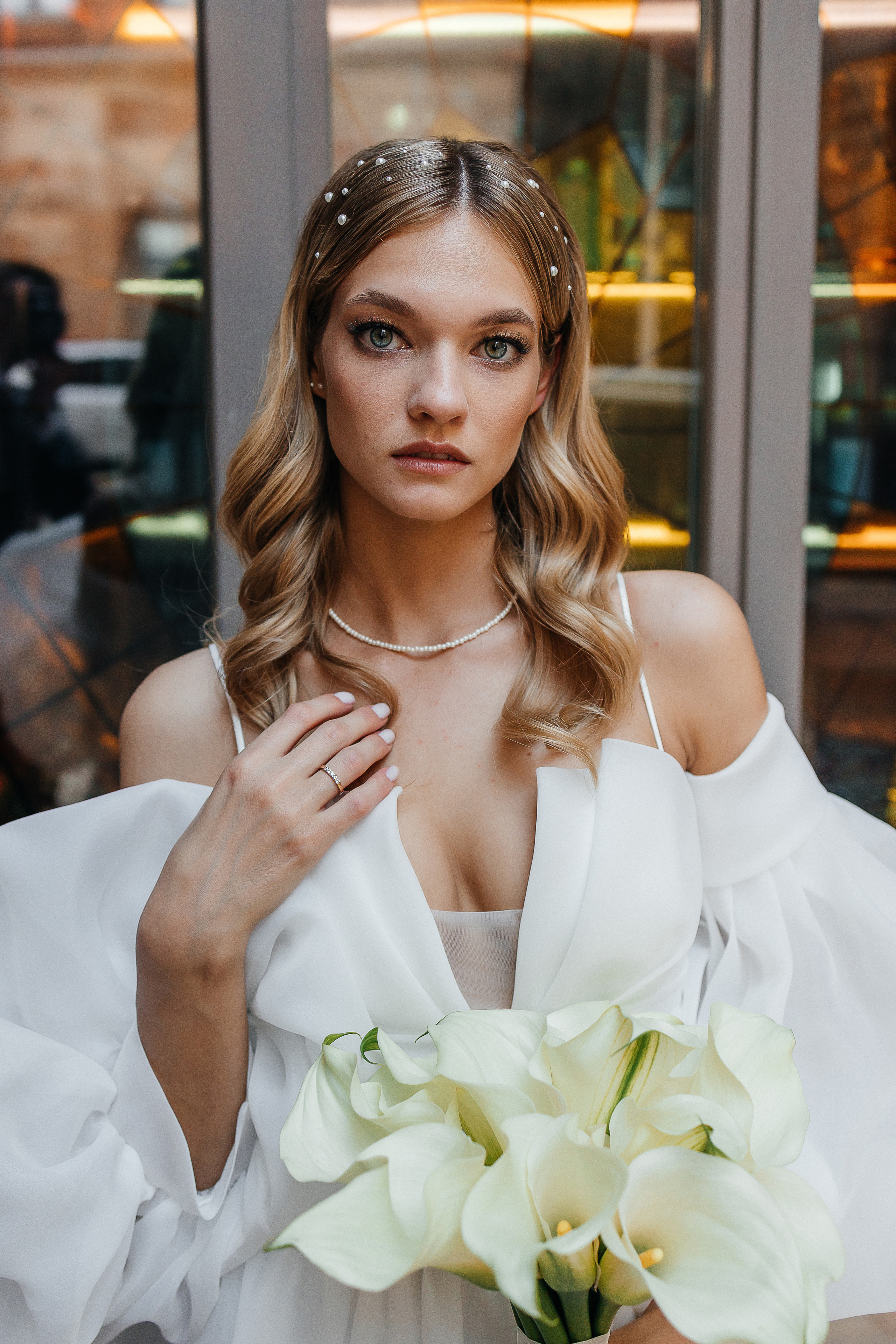 Трогательная встреча жениха и невесты во дворике гостиницы. Олег Сверчков | Свадебный фотограф Вологда