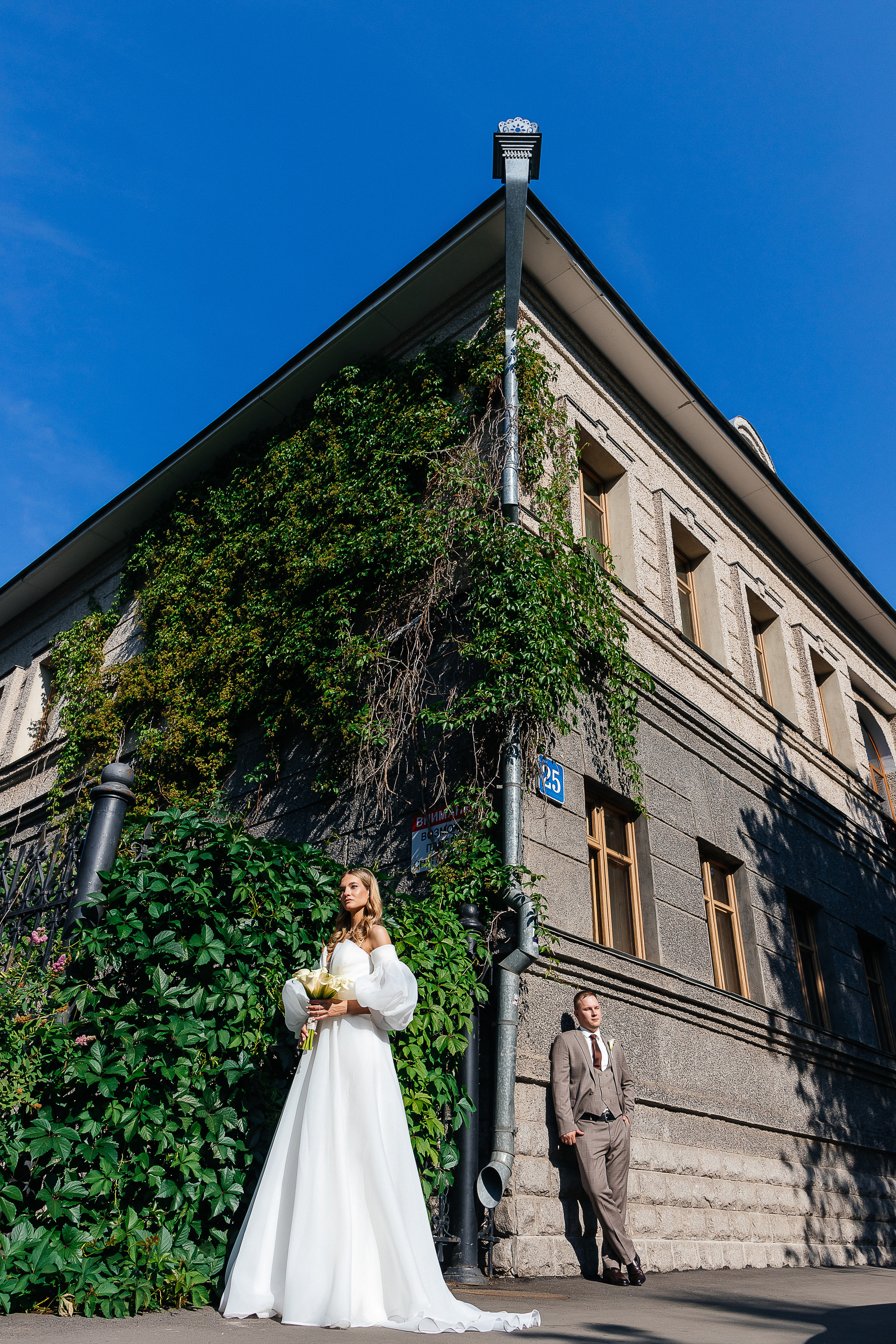 Трогательная встреча жениха и невесты во дворике гостиницы. Олег Сверчков | Свадебный фотограф Вологда