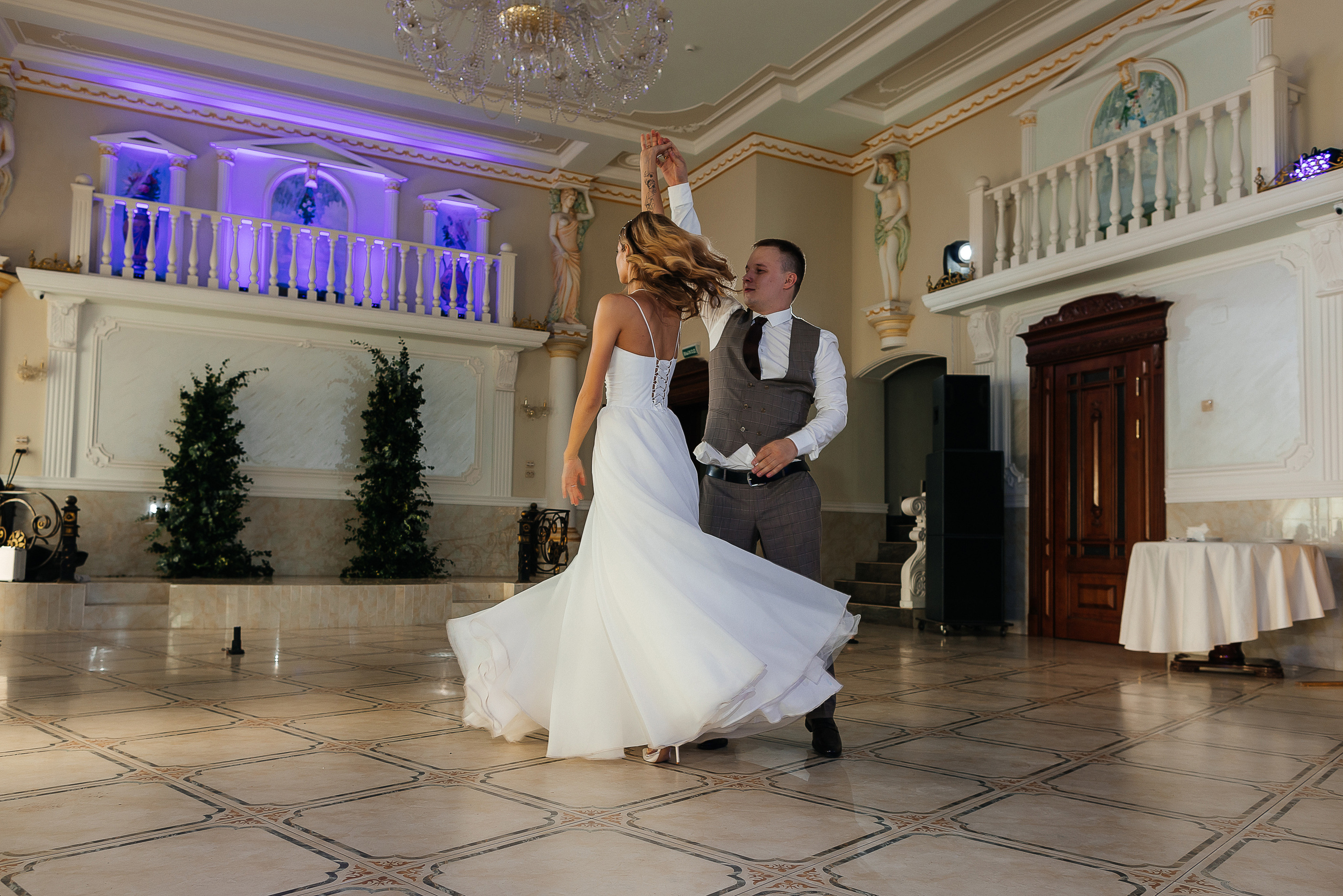 Трогательная встреча жениха и невесты во дворике гостиницы. Олег Сверчков | Свадебный фотограф Вологда