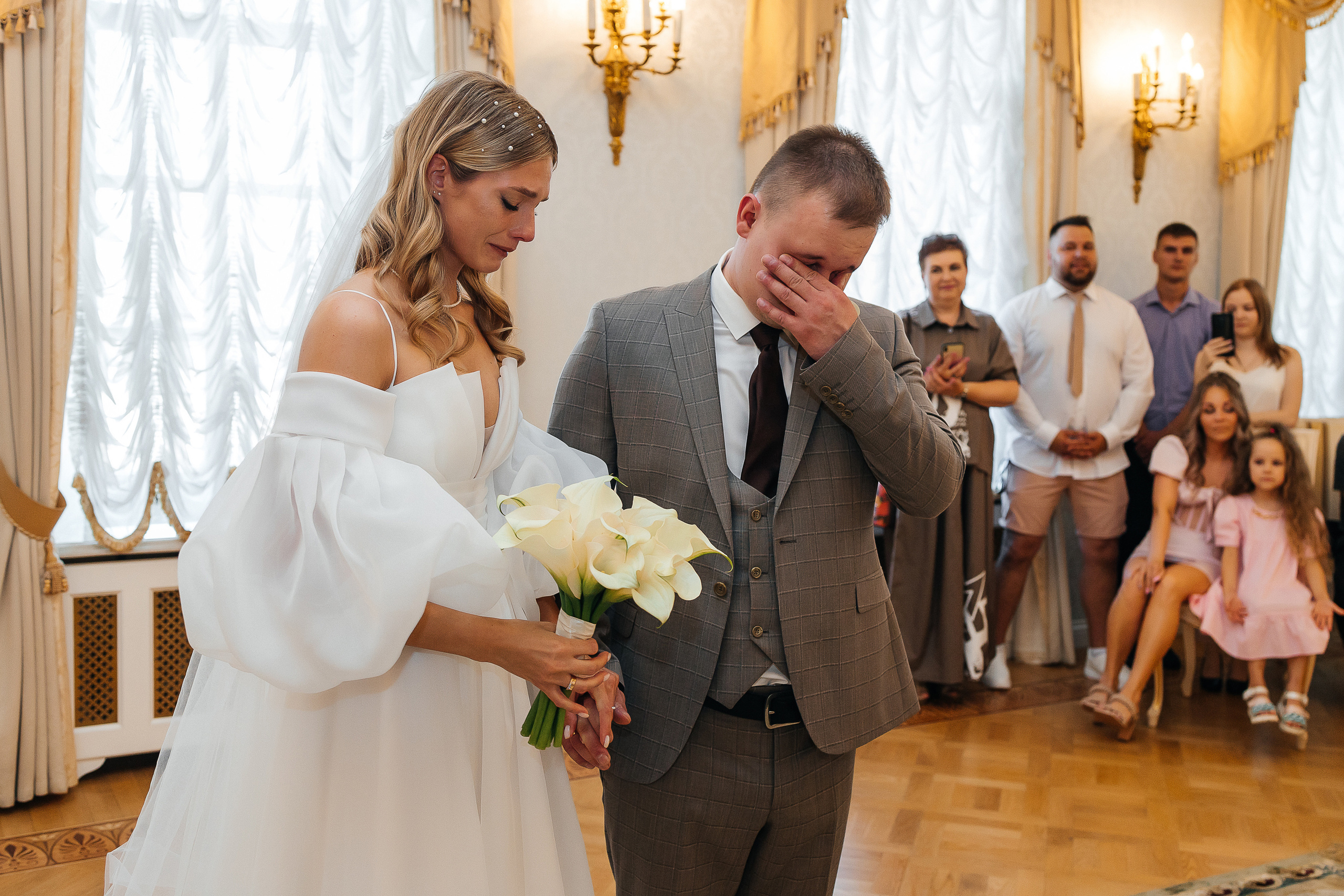 Трогательная встреча жениха и невесты во дворике гостиницы. Олег Сверчков | Свадебный фотограф Вологда