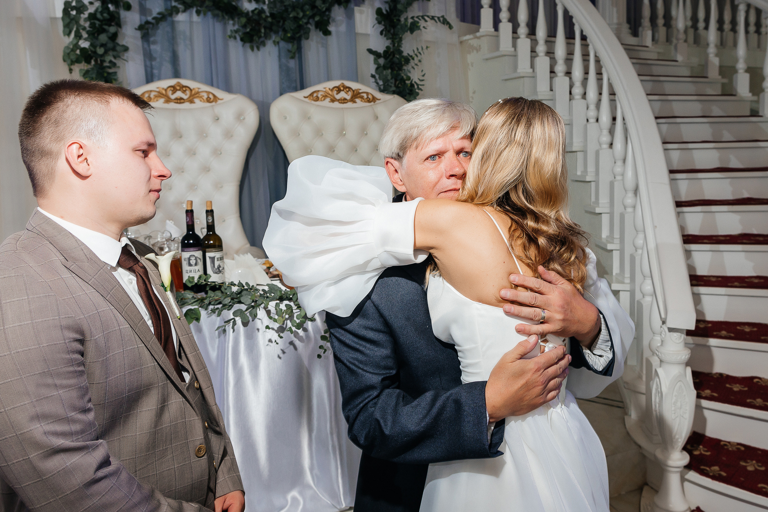 Трогательная встреча жениха и невесты во дворике гостиницы. Олег Сверчков | Свадебный фотограф Вологда