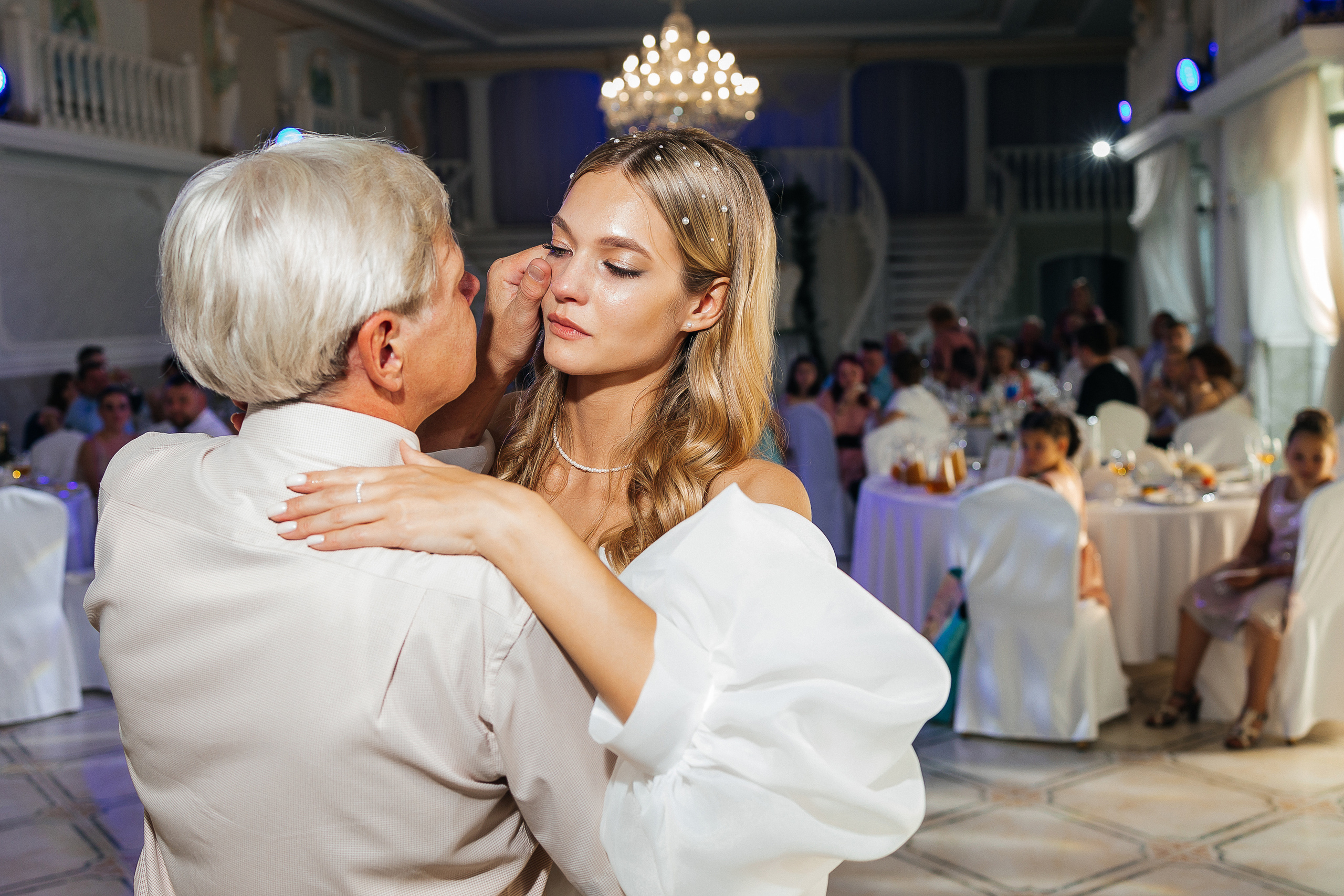 Трогательная встреча жениха и невесты во дворике гостиницы. Олег Сверчков | Свадебный фотограф Вологда