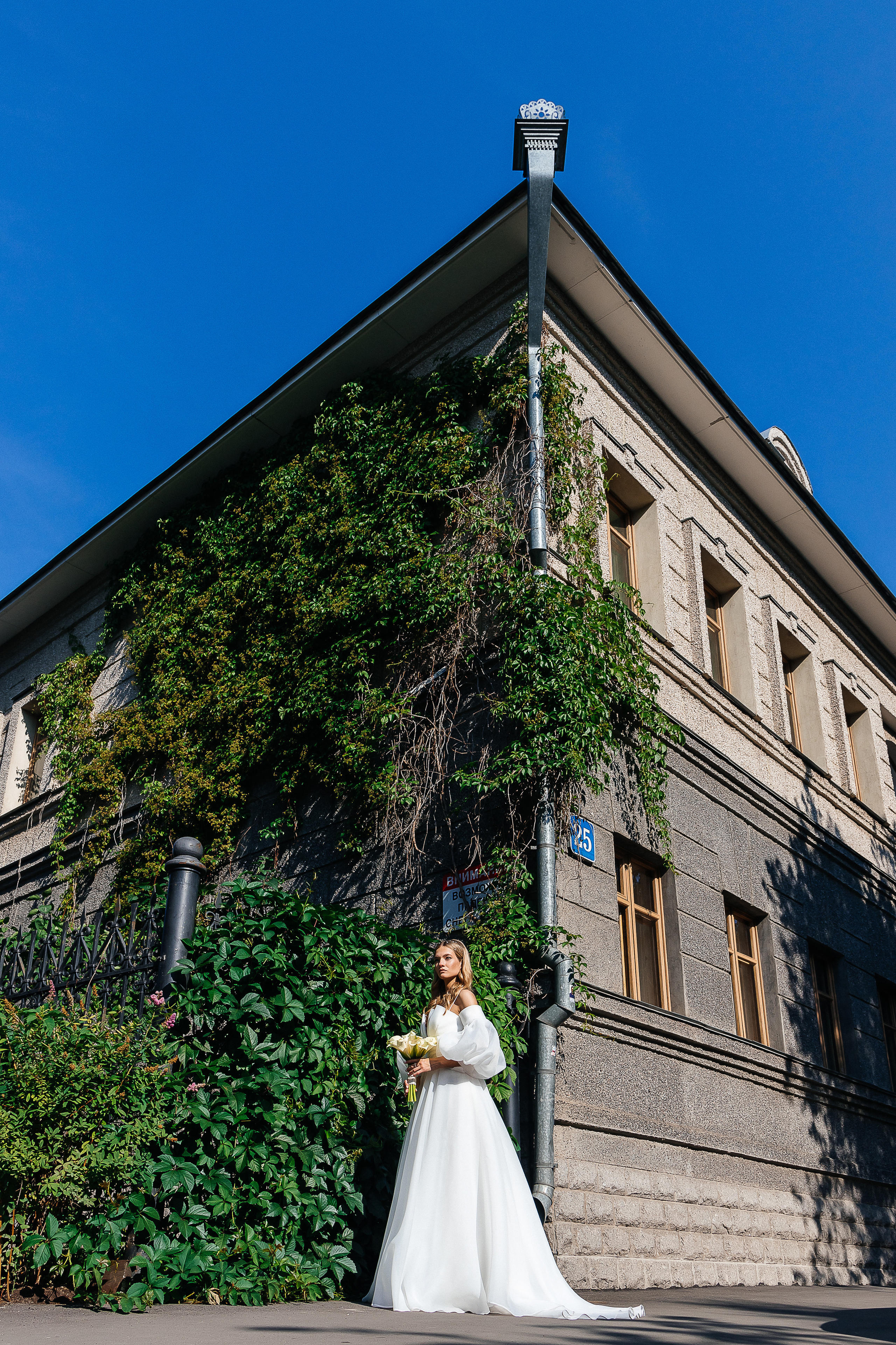 Трогательная встреча жениха и невесты во дворике гостиницы. Олег Сверчков | Свадебный фотограф Вологда