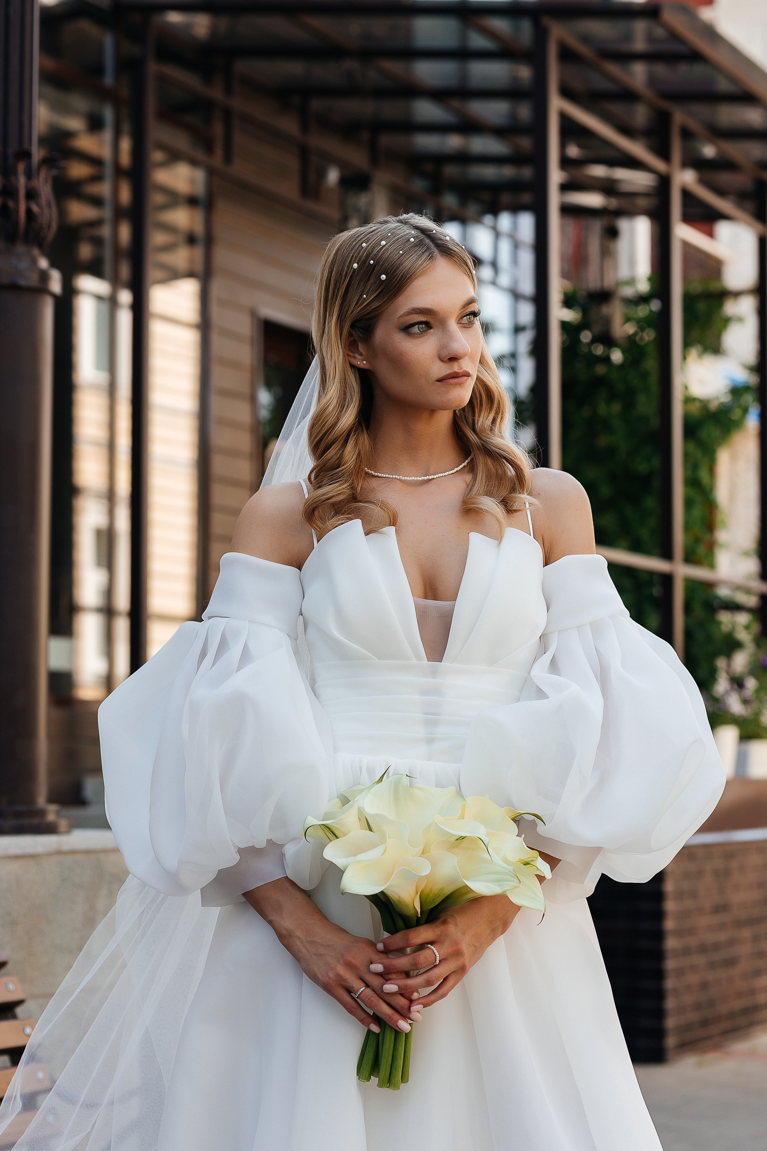 Трогательная встреча жениха и невесты во дворике гостиницы. Олег Сверчков | Свадебный фотограф Вологда