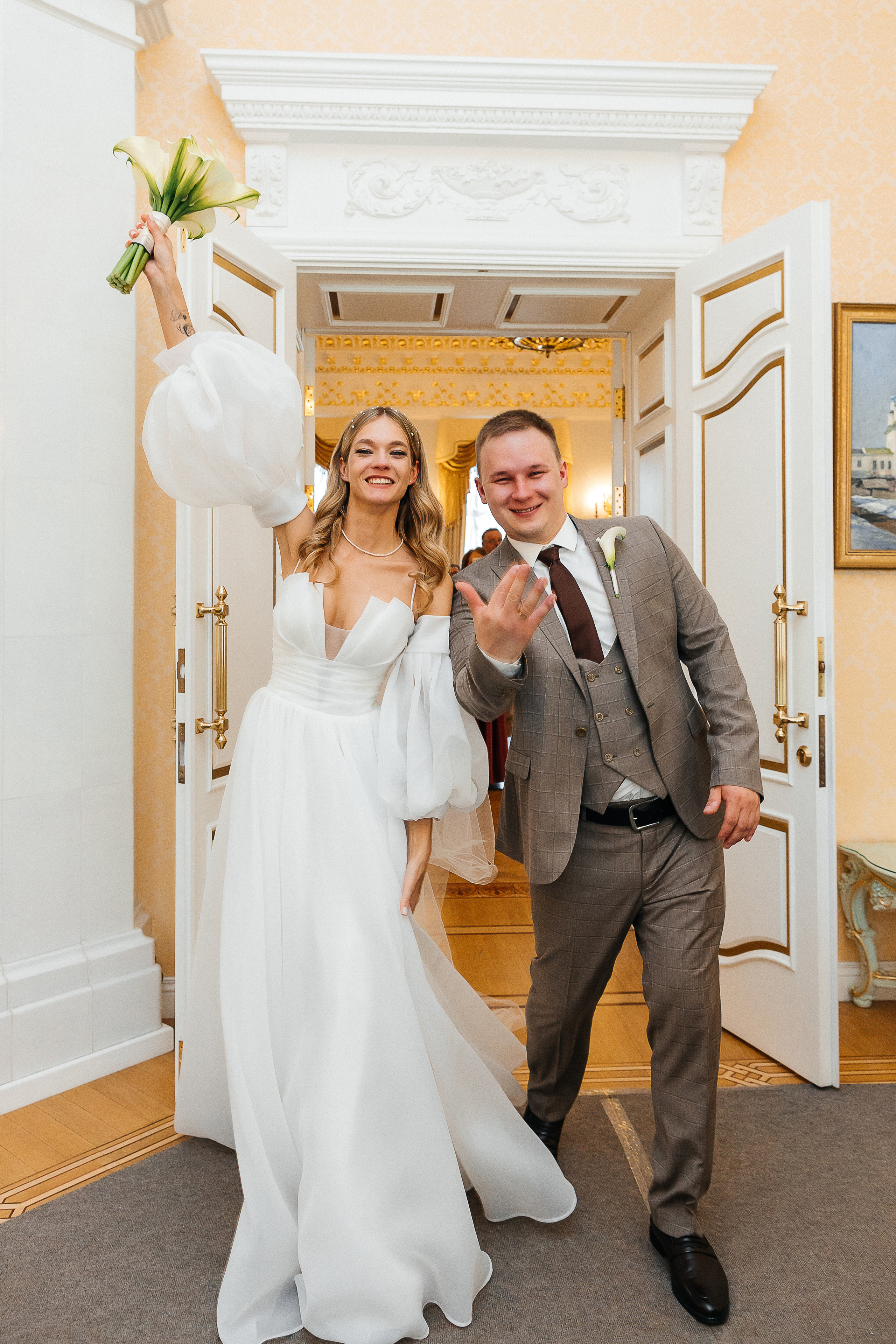 Трогательная встреча жениха и невесты во дворике гостиницы. Олег Сверчков | Свадебный фотограф Вологда