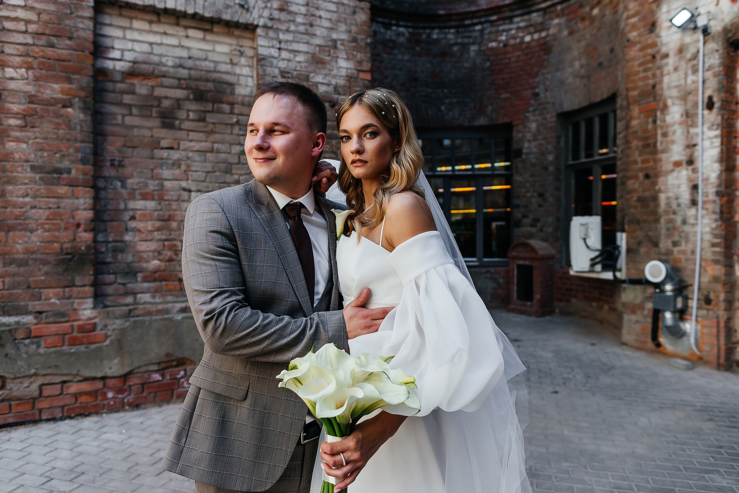 Трогательная встреча жениха и невесты во дворике гостиницы. Олег Сверчков | Свадебный фотограф Вологда