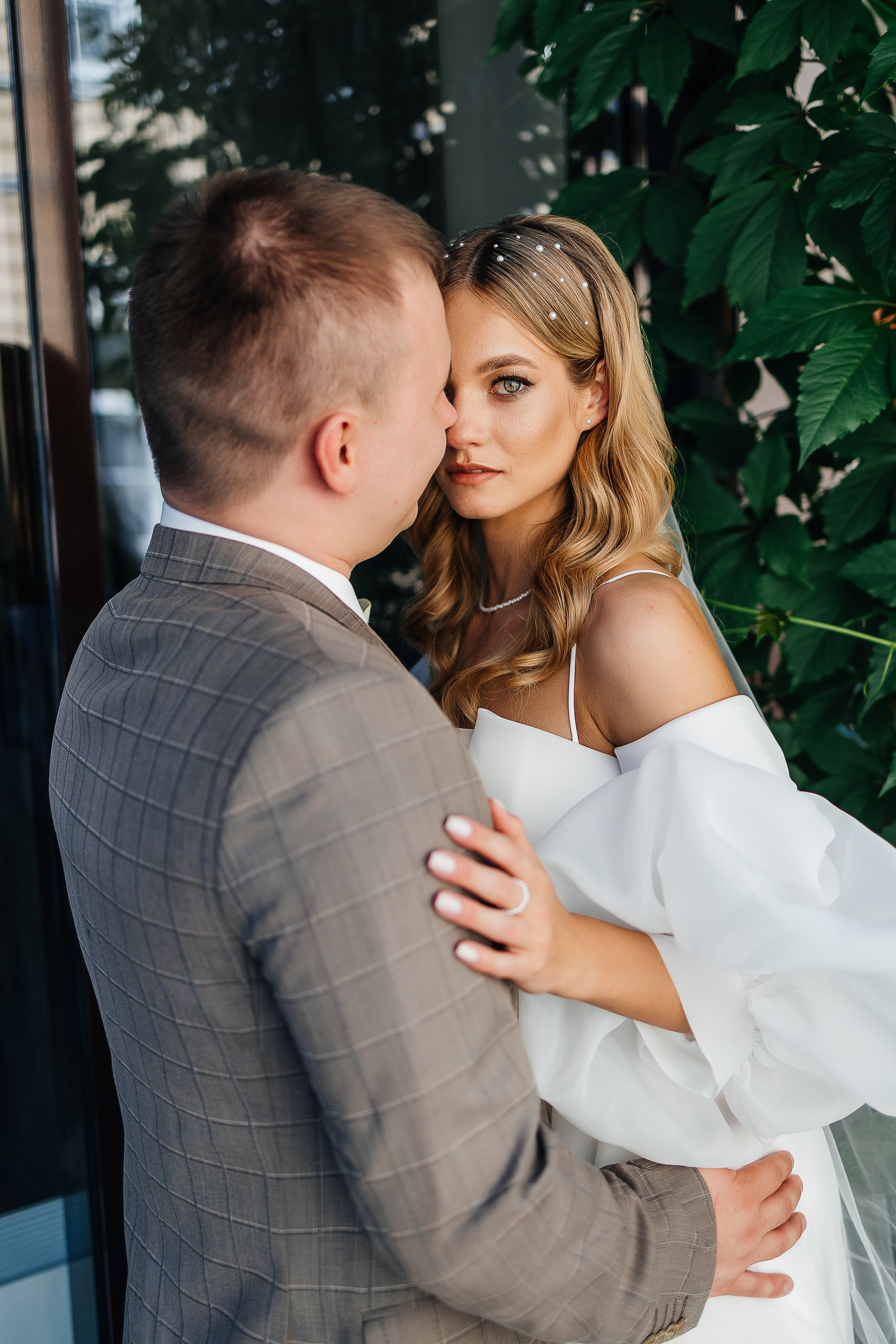 Трогательная встреча жениха и невесты во дворике гостиницы. Олег Сверчков | Свадебный фотограф Вологда