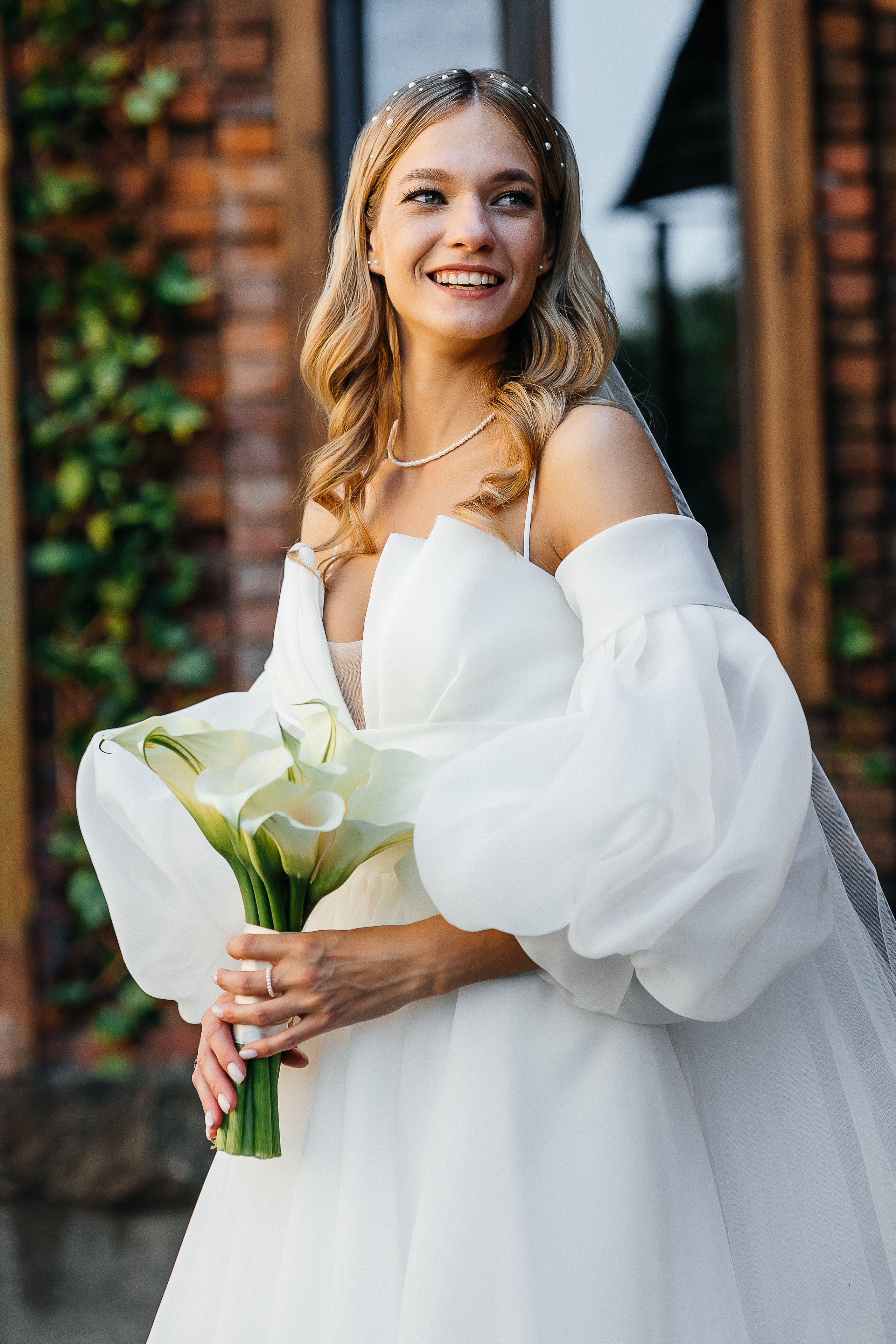 Трогательная встреча жениха и невесты во дворике гостиницы. Олег Сверчков | Свадебный фотограф Вологда