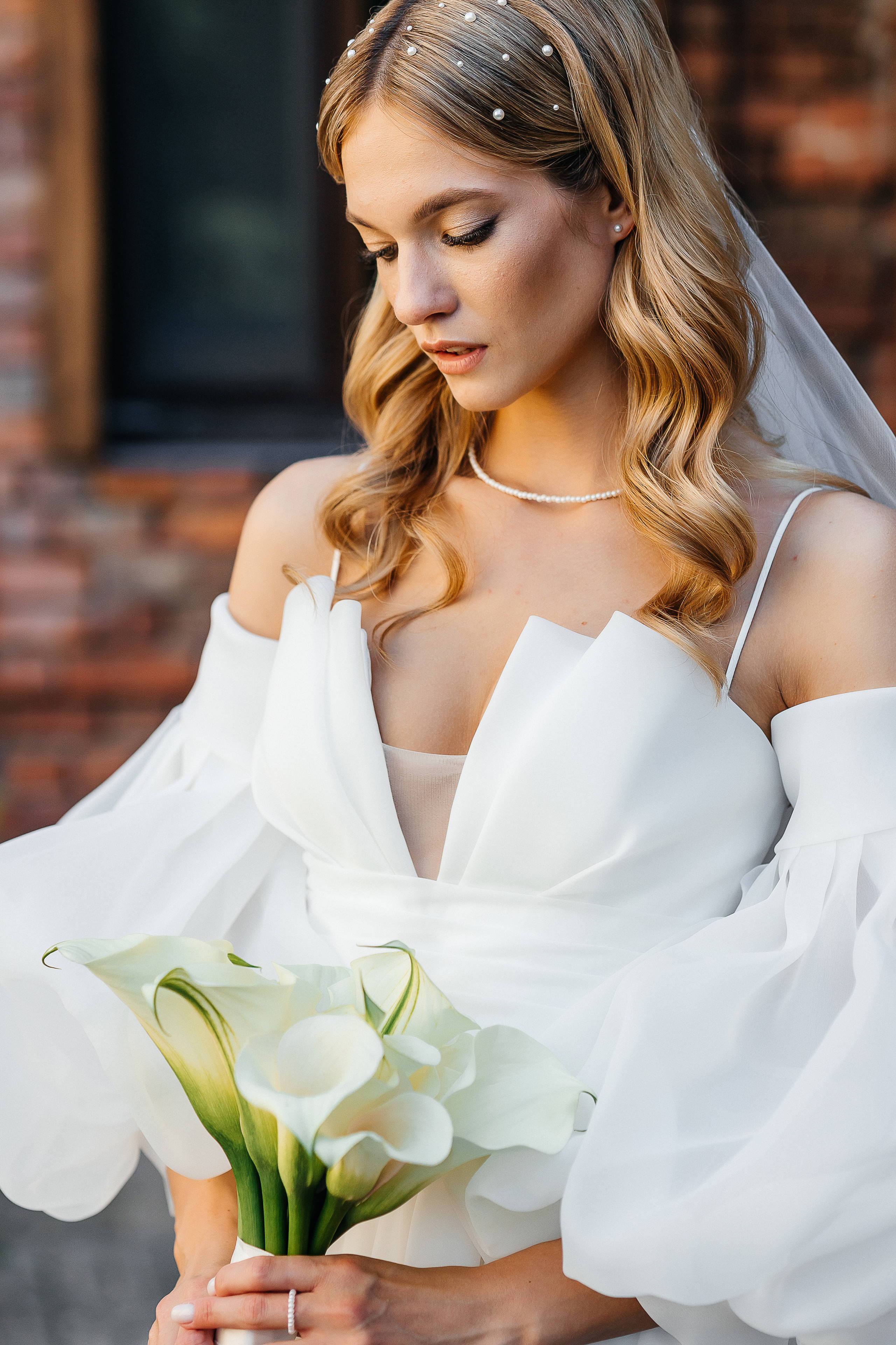 Трогательная встреча жениха и невесты во дворике гостиницы. Олег Сверчков | Свадебный фотограф Вологда