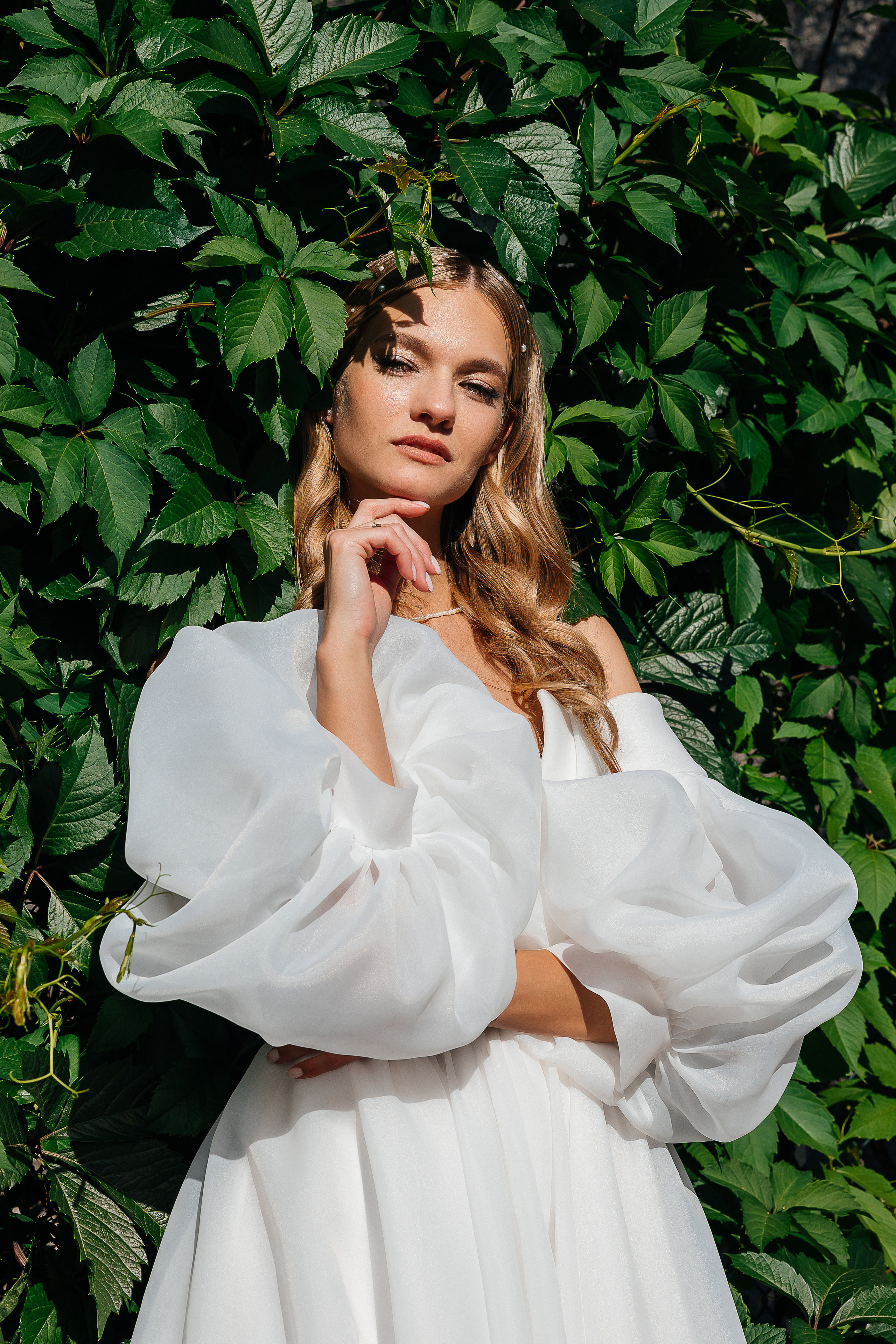 Трогательная встреча жениха и невесты во дворике гостиницы. Олег Сверчков | Свадебный фотограф Вологда