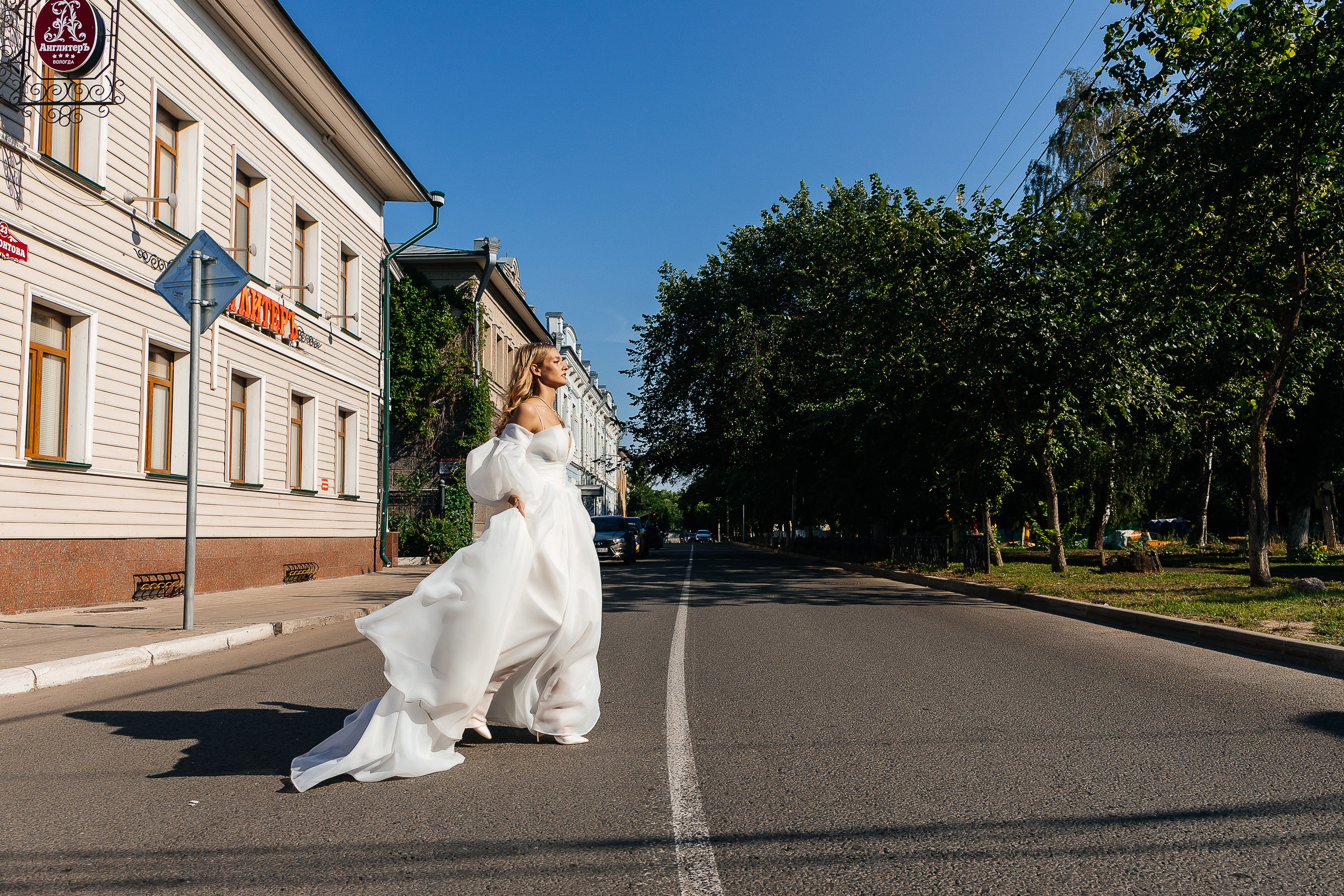 Трогательная встреча жениха и невесты во дворике гостиницы. Олег Сверчков | Свадебный фотограф Вологда