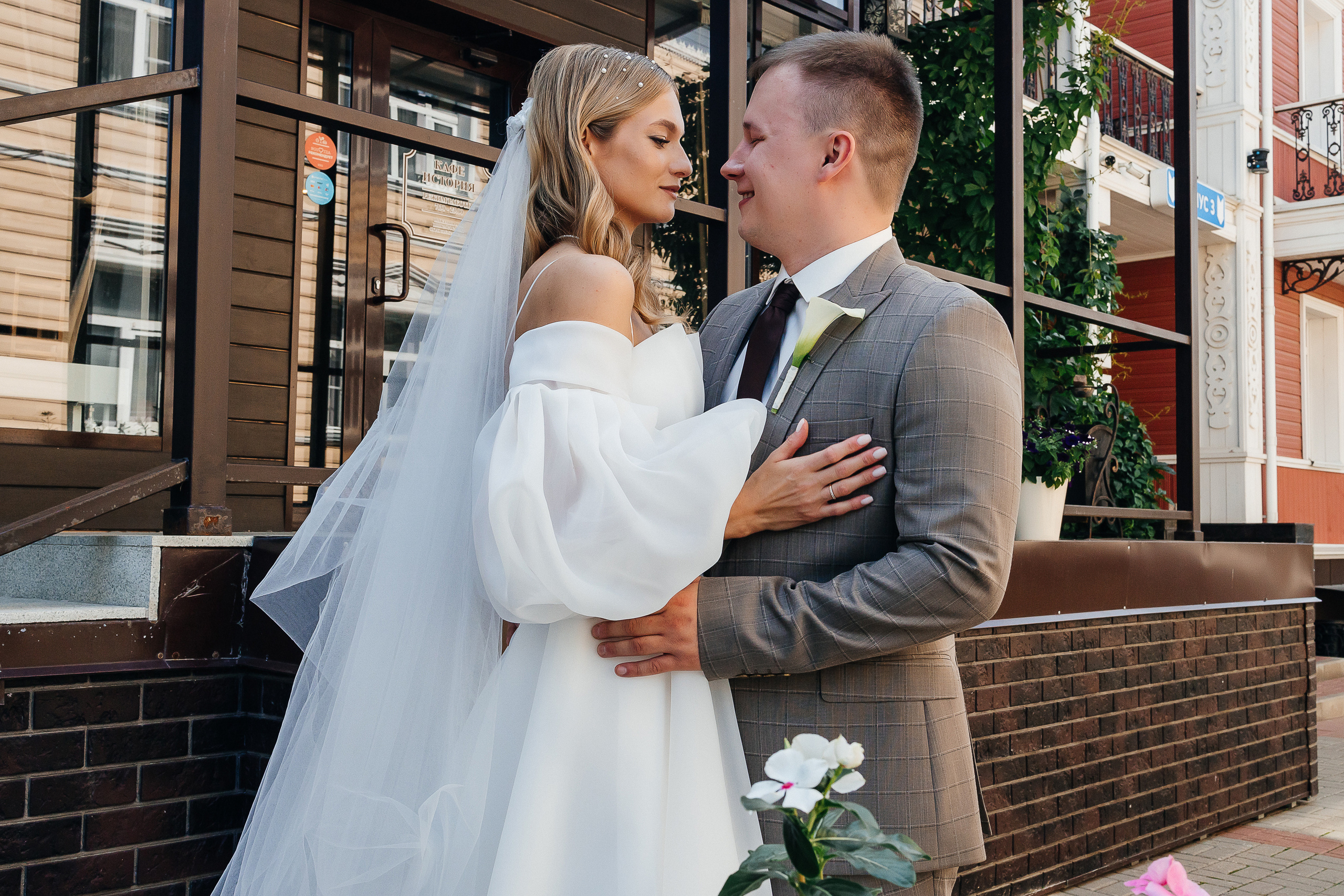 Трогательная встреча жениха и невесты во дворике гостиницы. Олег Сверчков | Свадебный фотограф Вологда