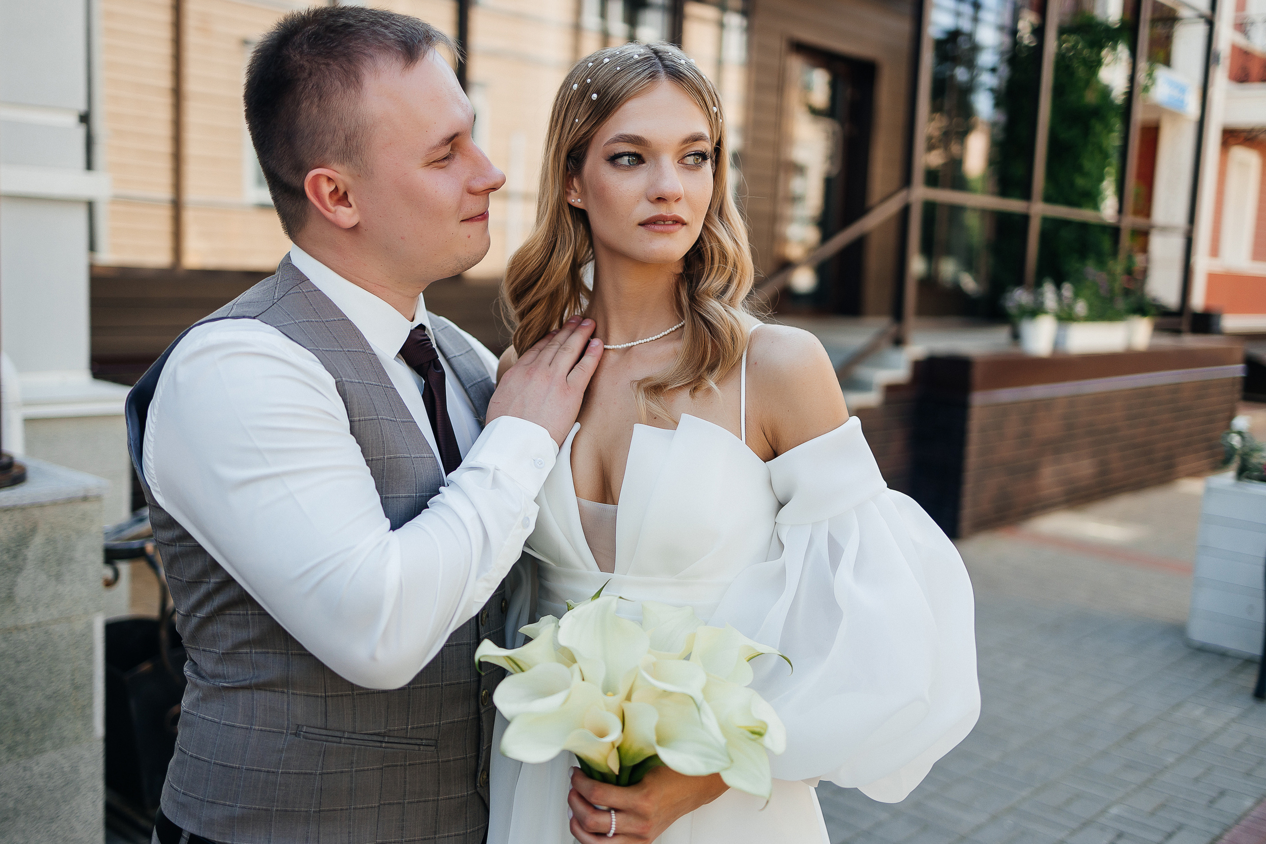Трогательная встреча жениха и невесты во дворике гостиницы. Олег Сверчков | Свадебный фотограф Вологда