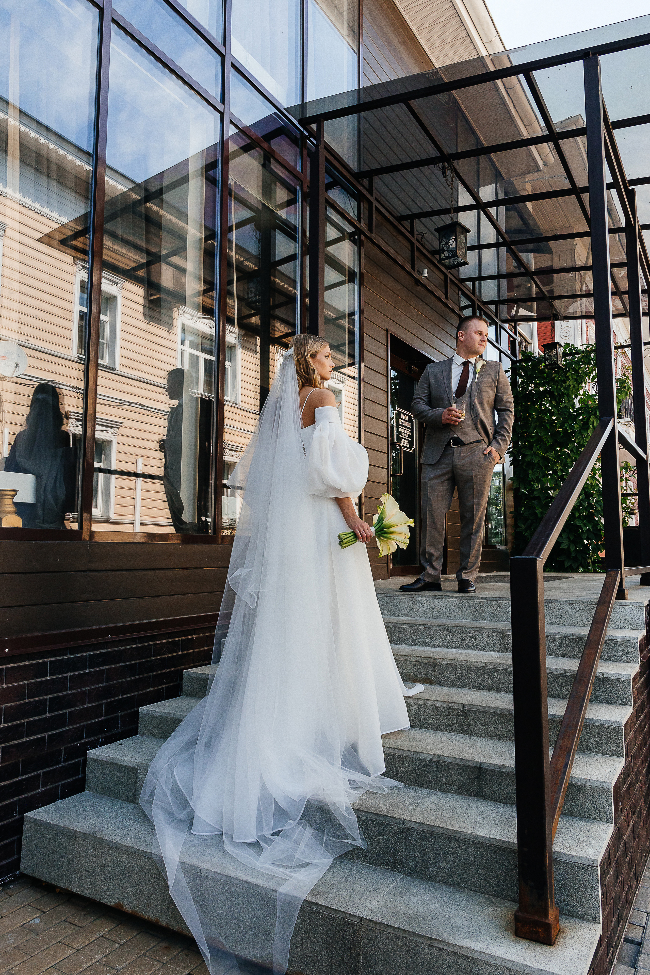 Трогательная встреча жениха и невесты во дворике гостиницы. Олег Сверчков | Свадебный фотограф Вологда