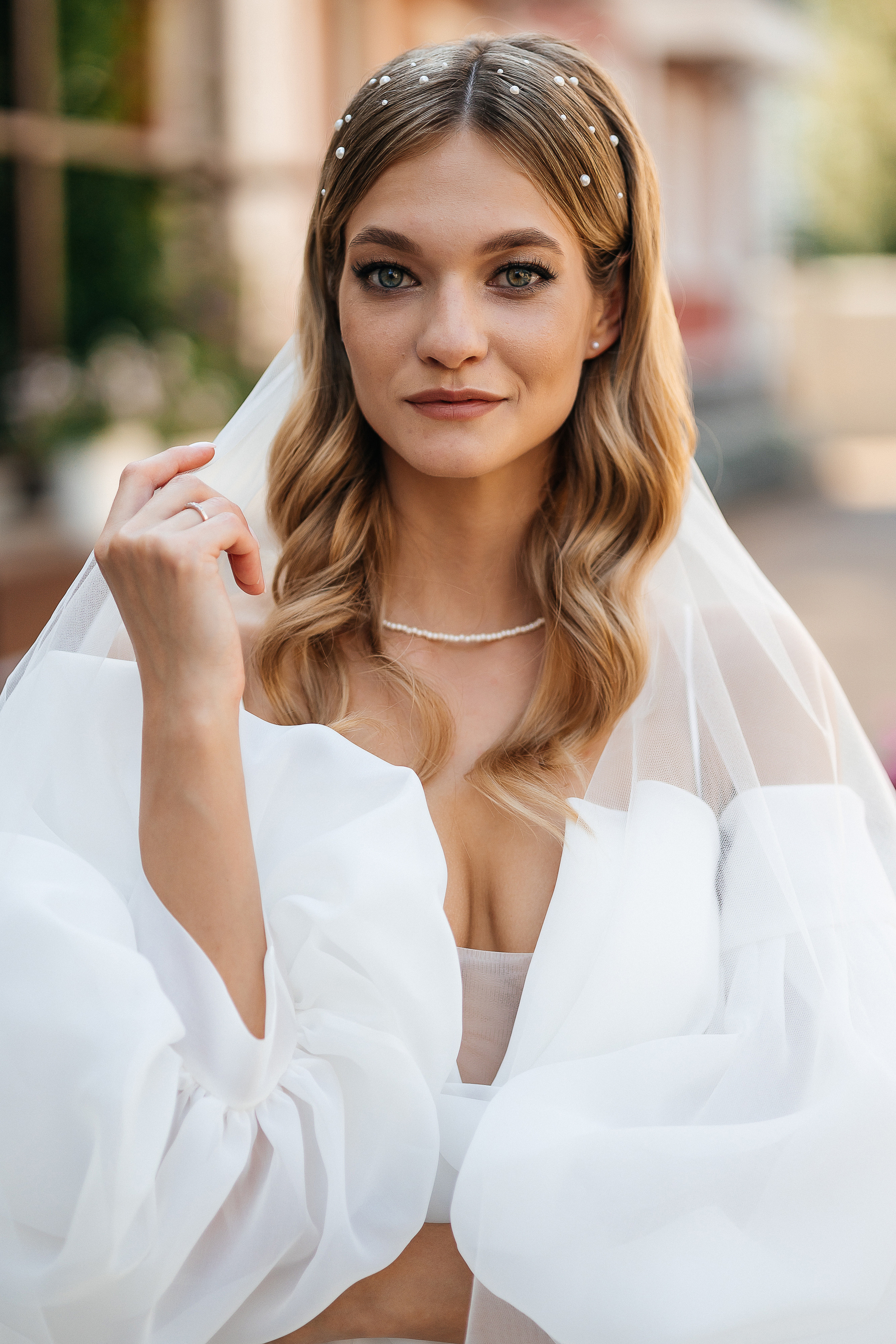 Трогательная встреча жениха и невесты во дворике гостиницы. Олег Сверчков | Свадебный фотограф Вологда