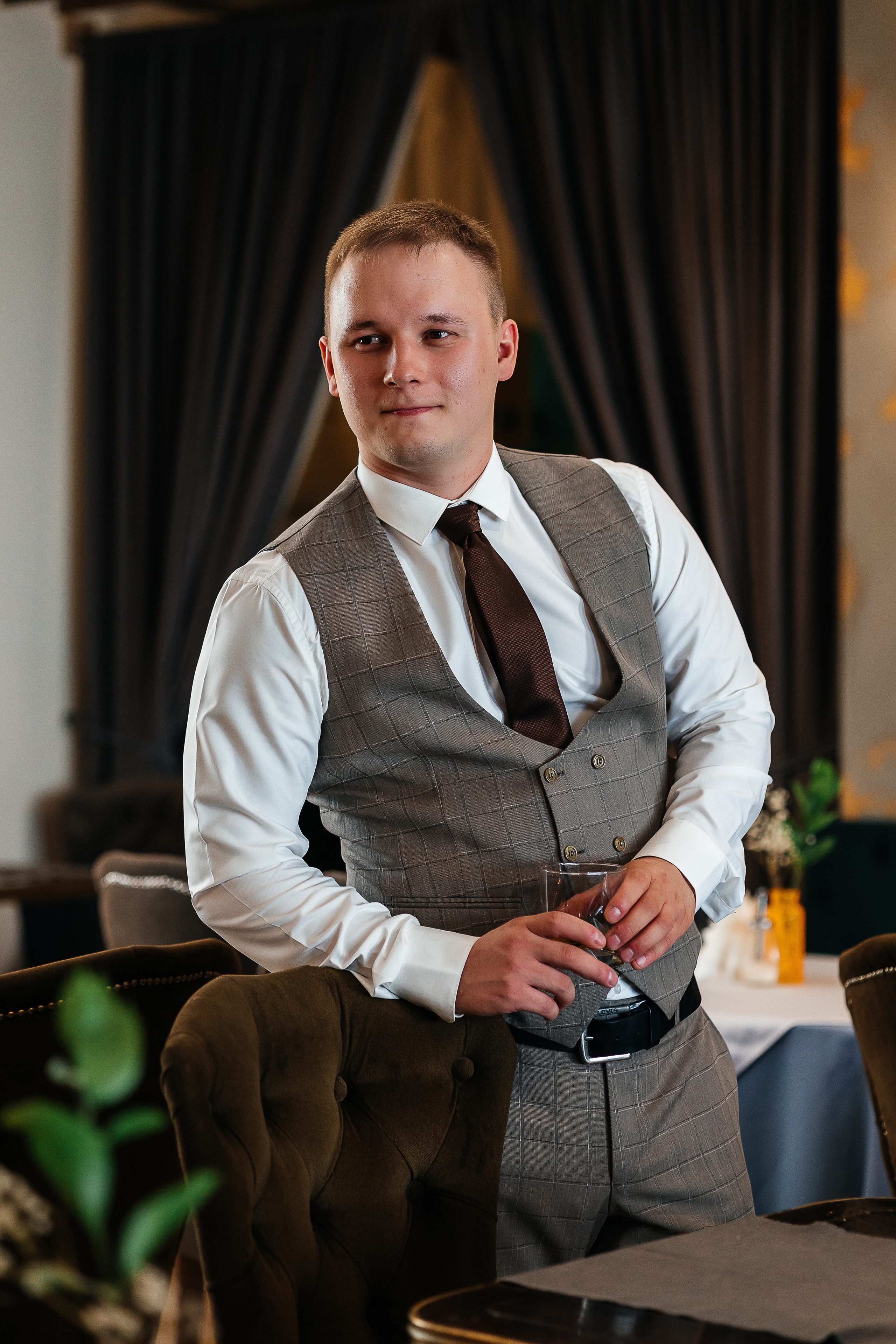 Трогательная встреча жениха и невесты во дворике гостиницы. Олег Сверчков | Свадебный фотограф Вологда