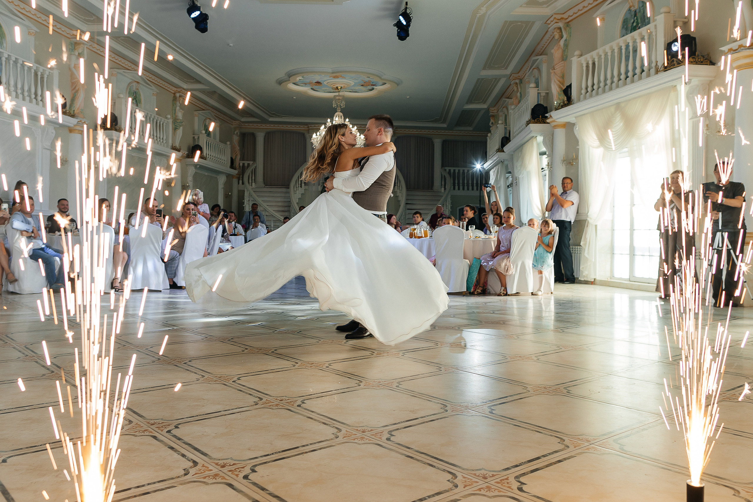 Трогательная встреча жениха и невесты во дворике гостиницы. Олег Сверчков | Свадебный фотограф Вологда