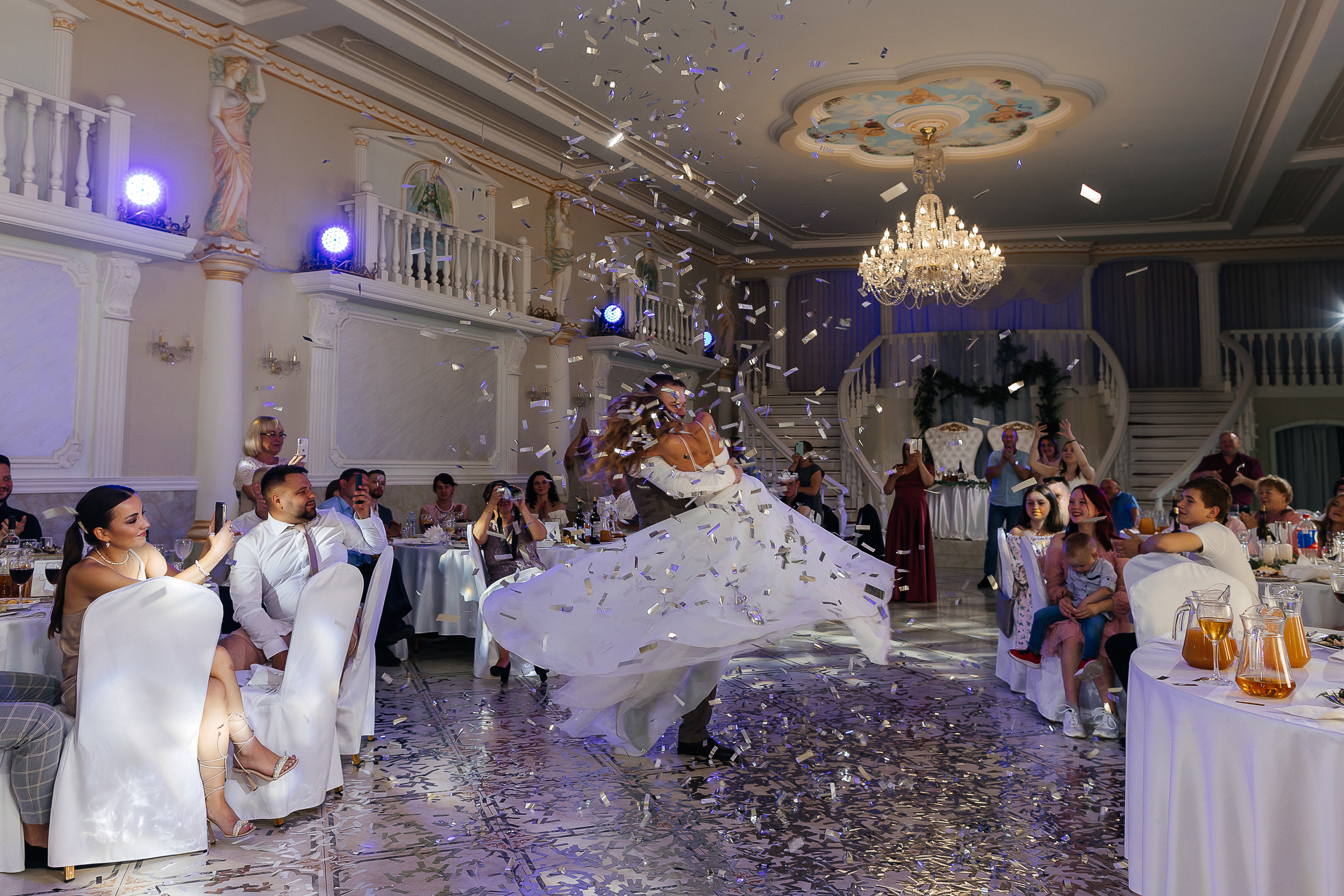 Трогательная встреча жениха и невесты во дворике гостиницы. Олег Сверчков | Свадебный фотограф Вологда