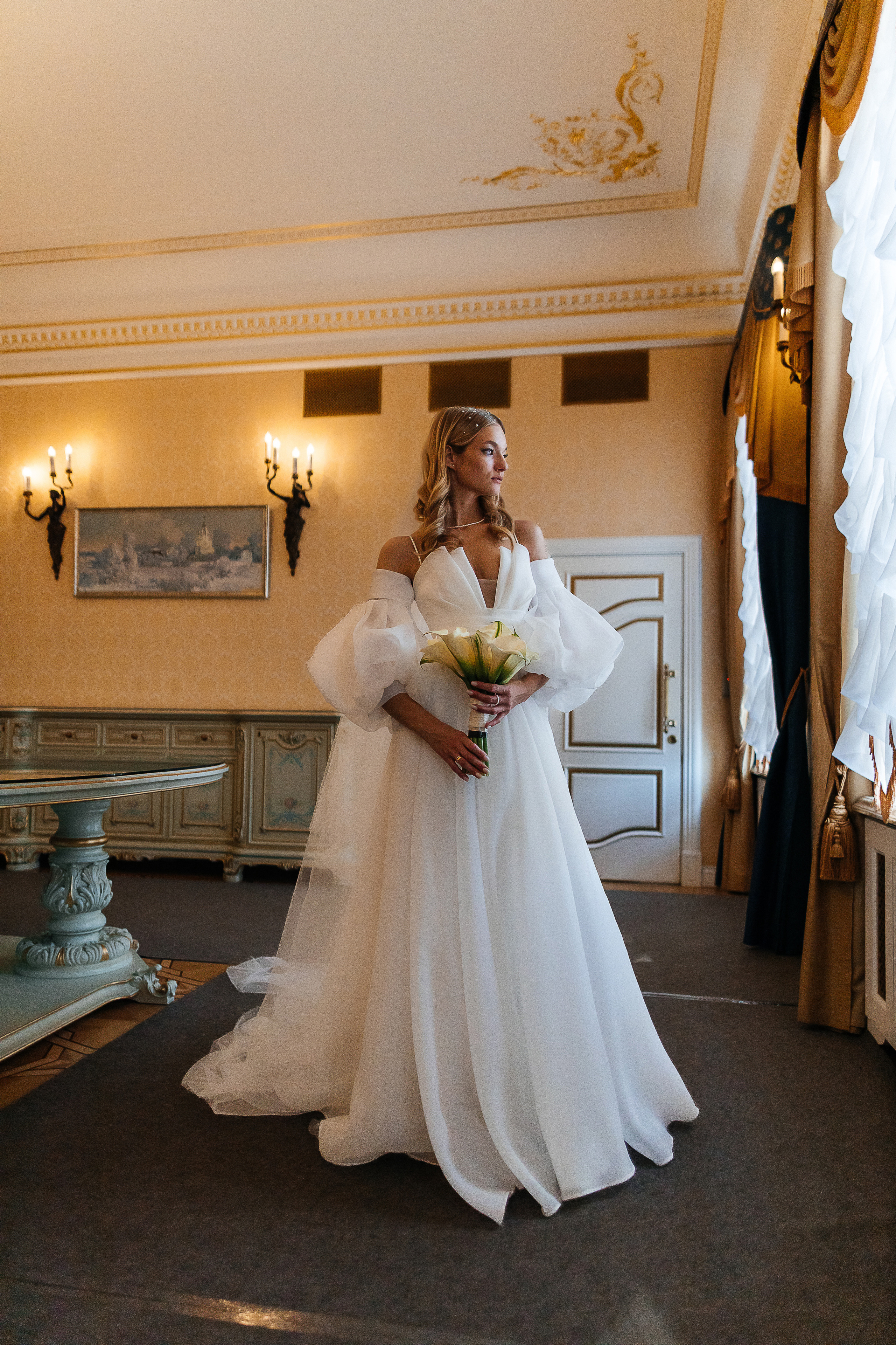 Трогательная встреча жениха и невесты во дворике гостиницы. Олег Сверчков | Свадебный фотограф Вологда