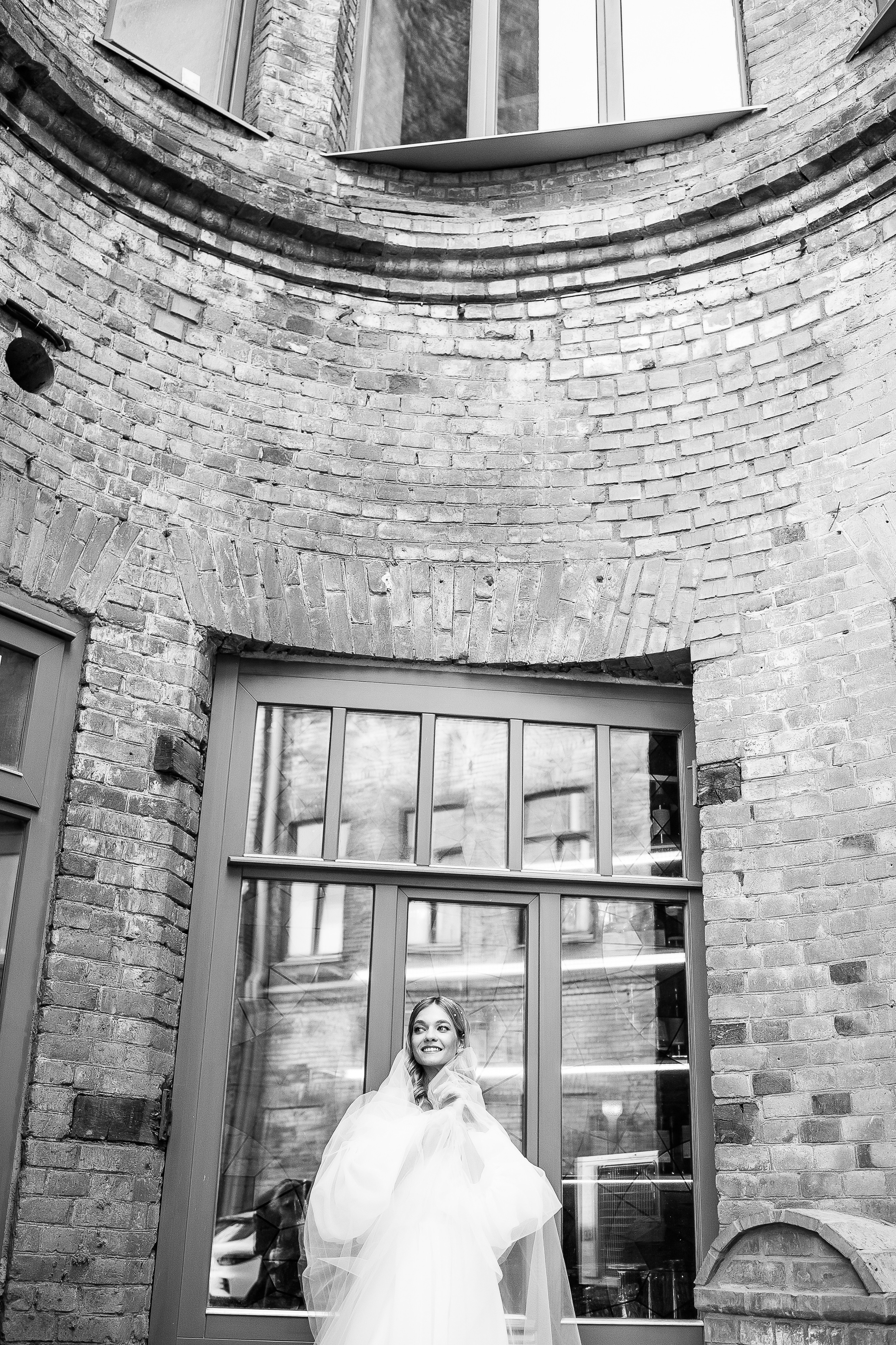 Трогательная встреча жениха и невесты во дворике гостиницы. Олег Сверчков | Свадебный фотограф Вологда