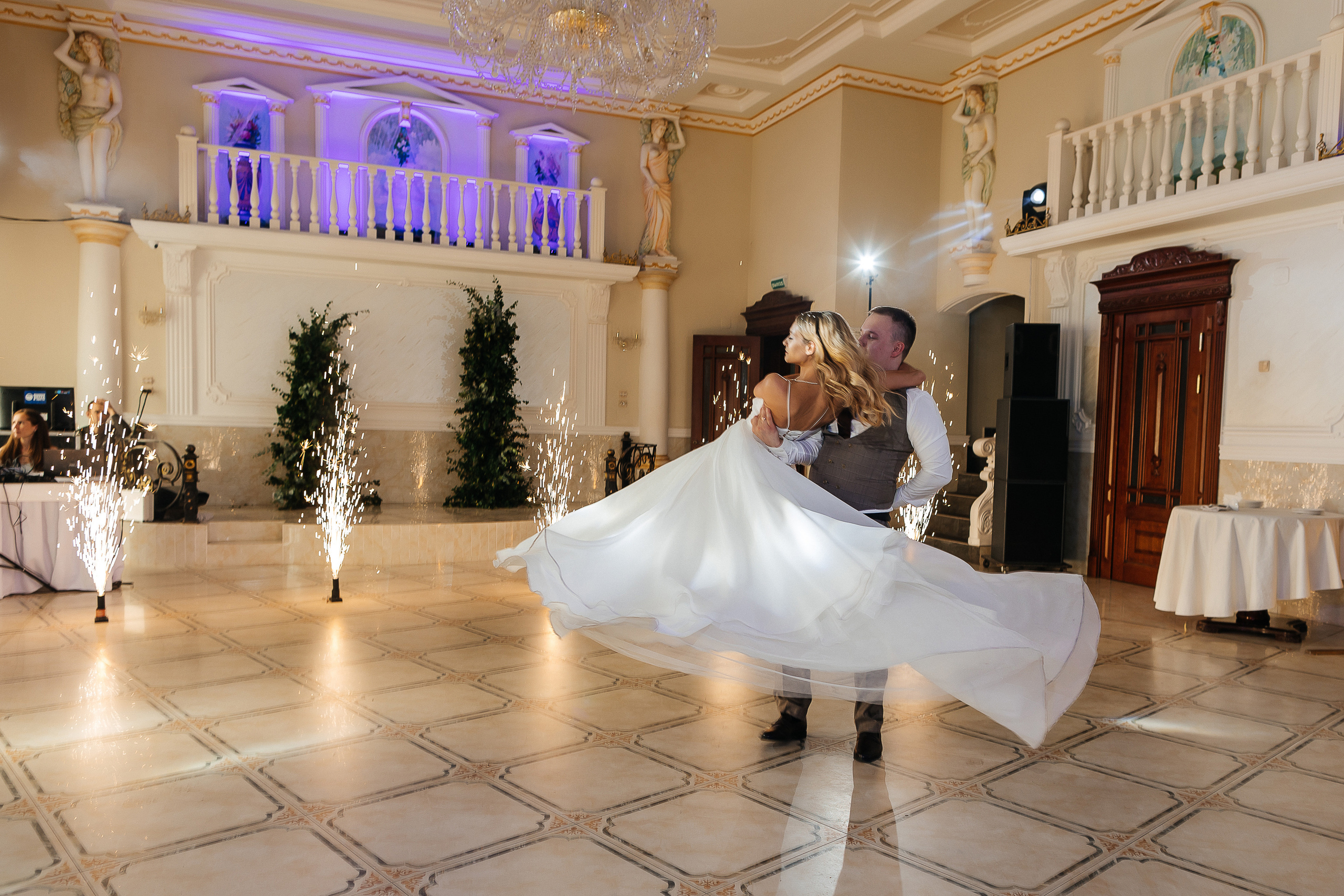 Трогательная встреча жениха и невесты во дворике гостиницы. Олег Сверчков | Свадебный фотограф Вологда