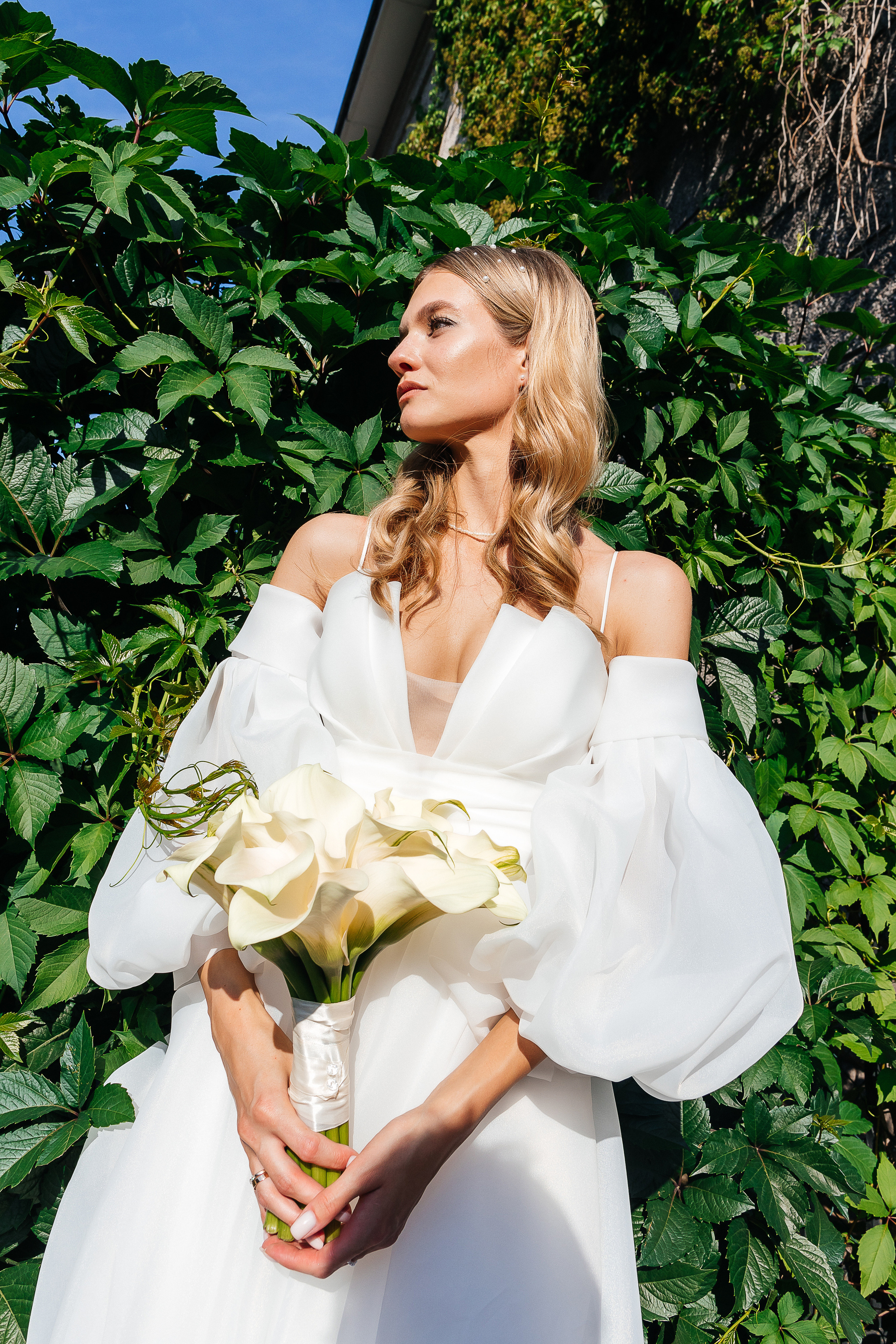 Трогательная встреча жениха и невесты во дворике гостиницы. Олег Сверчков | Свадебный фотограф Вологда