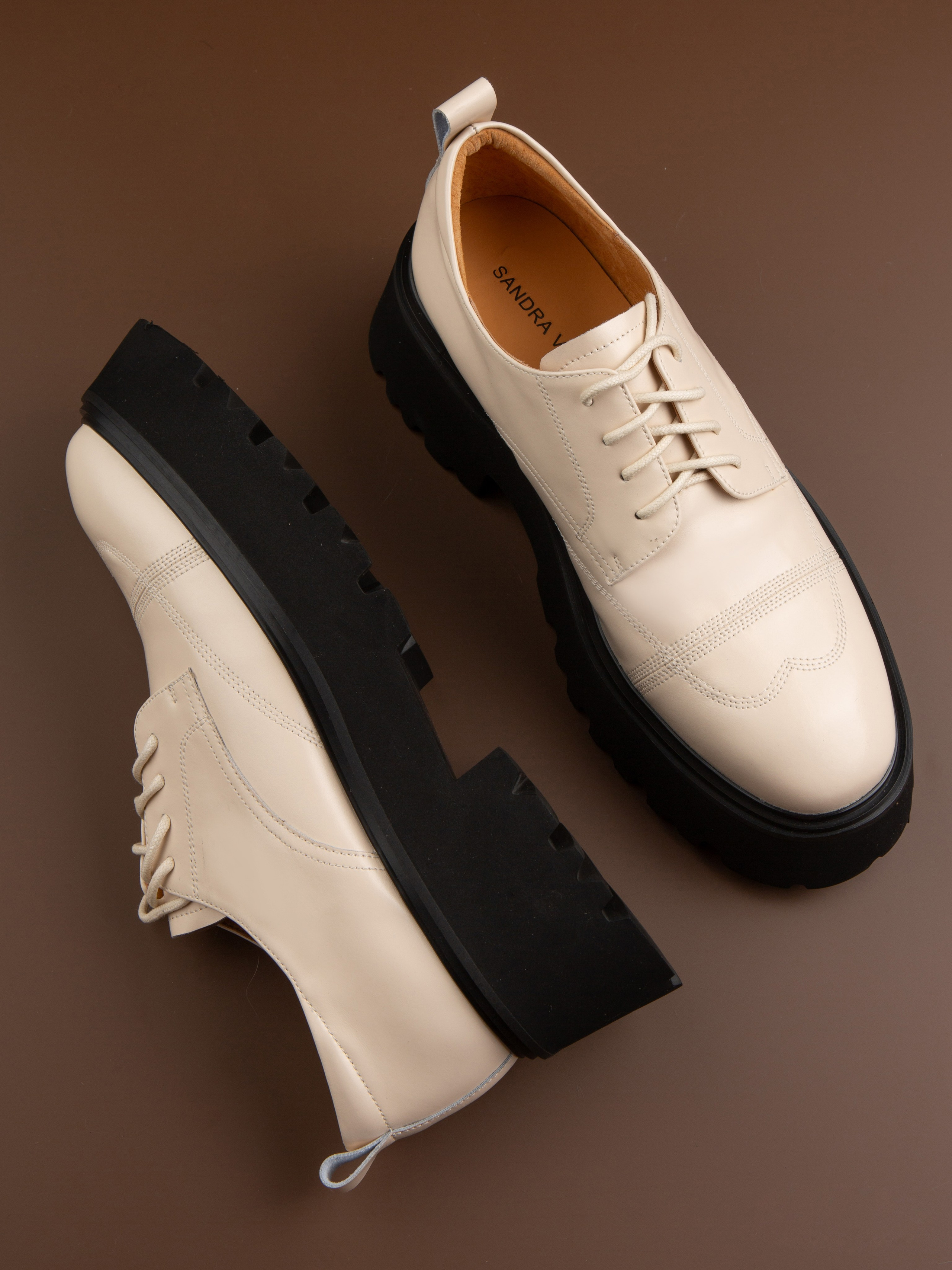 Обувь на цветных фонах. Фотограф Мария Кольцова