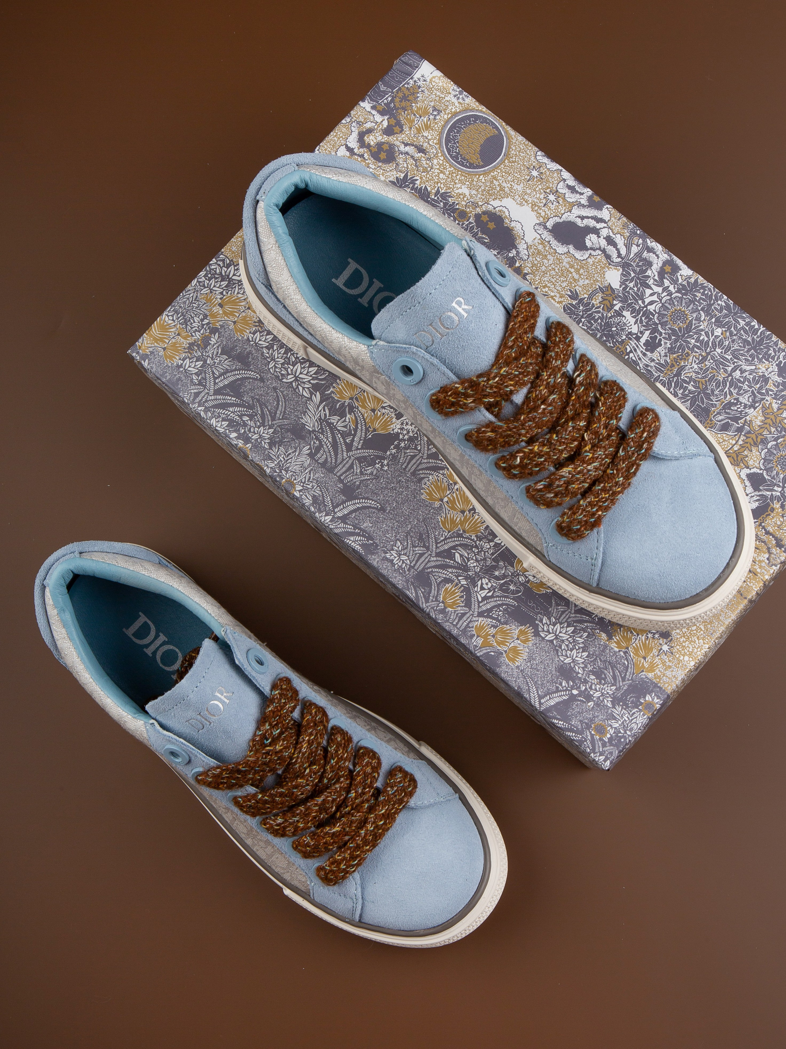 Обувь на цветных фонах. Фотограф Мария Кольцова