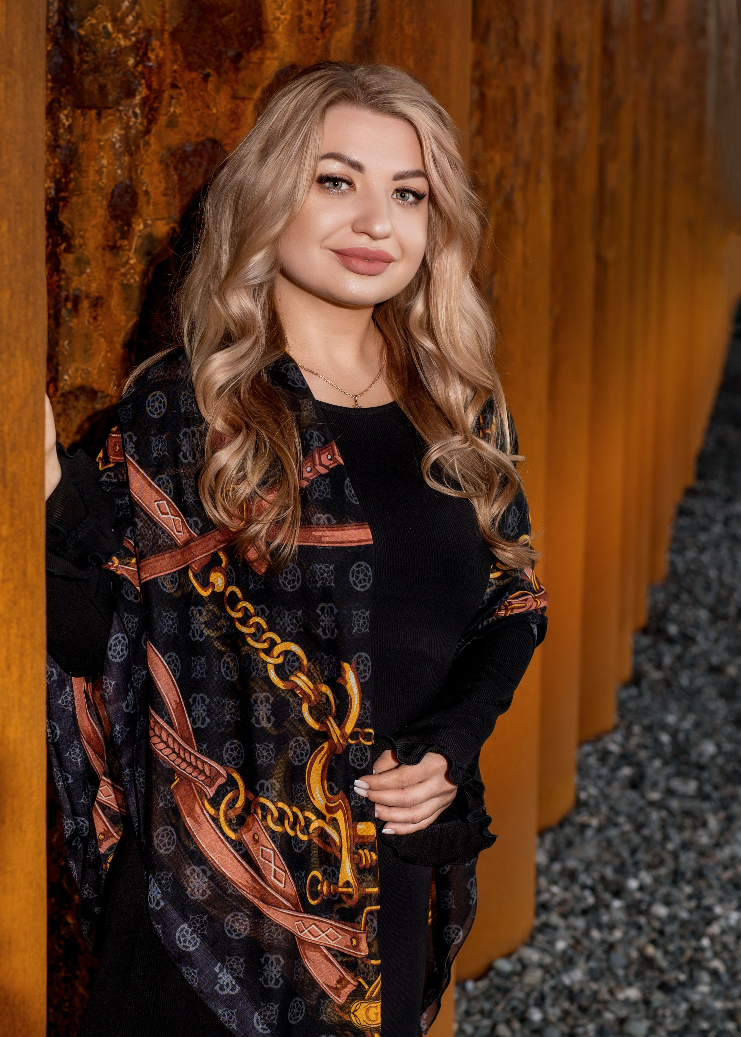 Фотосессия красивой девушки в Адлере на необычном пляже с ржавыми колоннами.