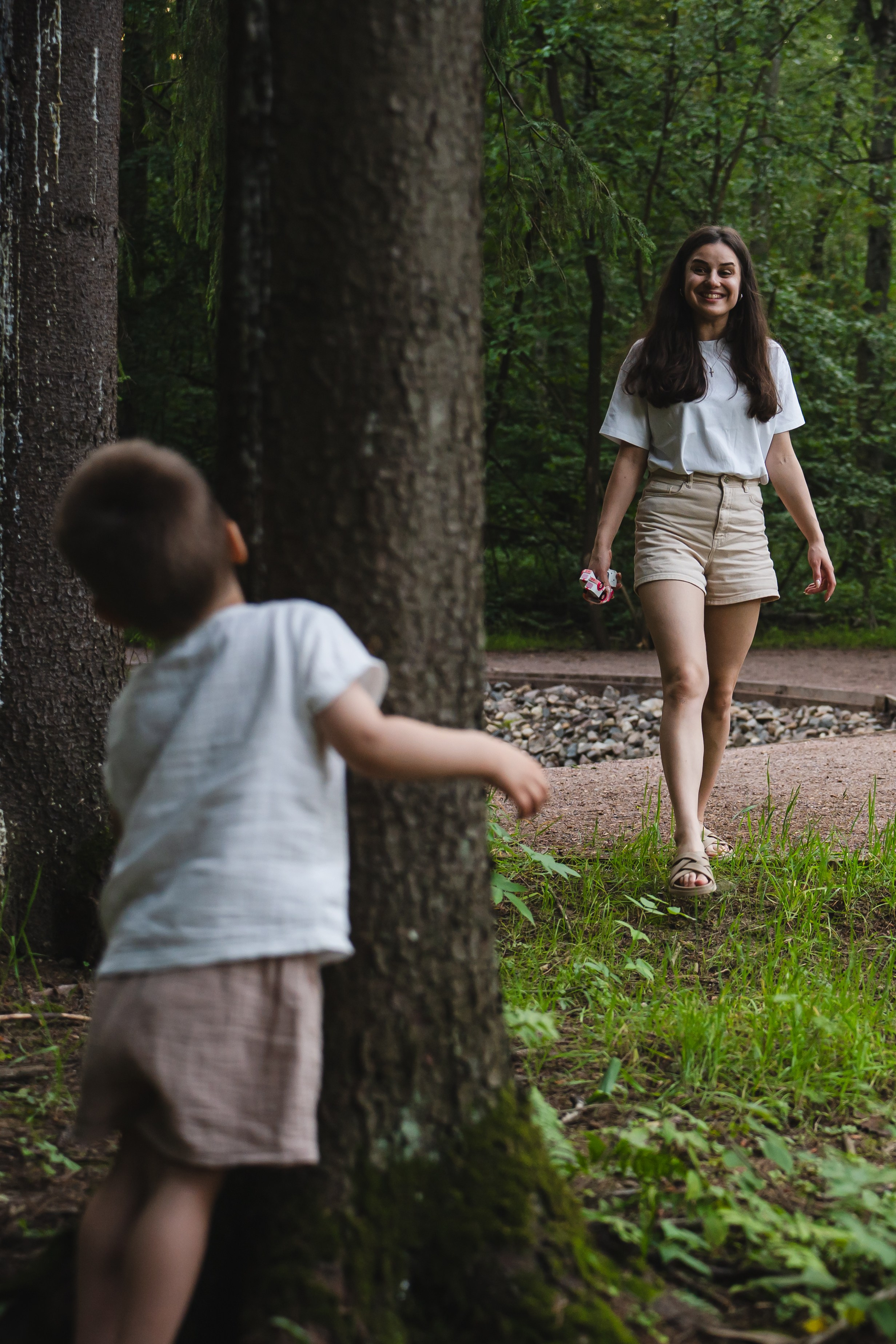мама и сын играют в парке. теплая атмосферная фотосессия летом в парке. фотограф Людмила Строкова