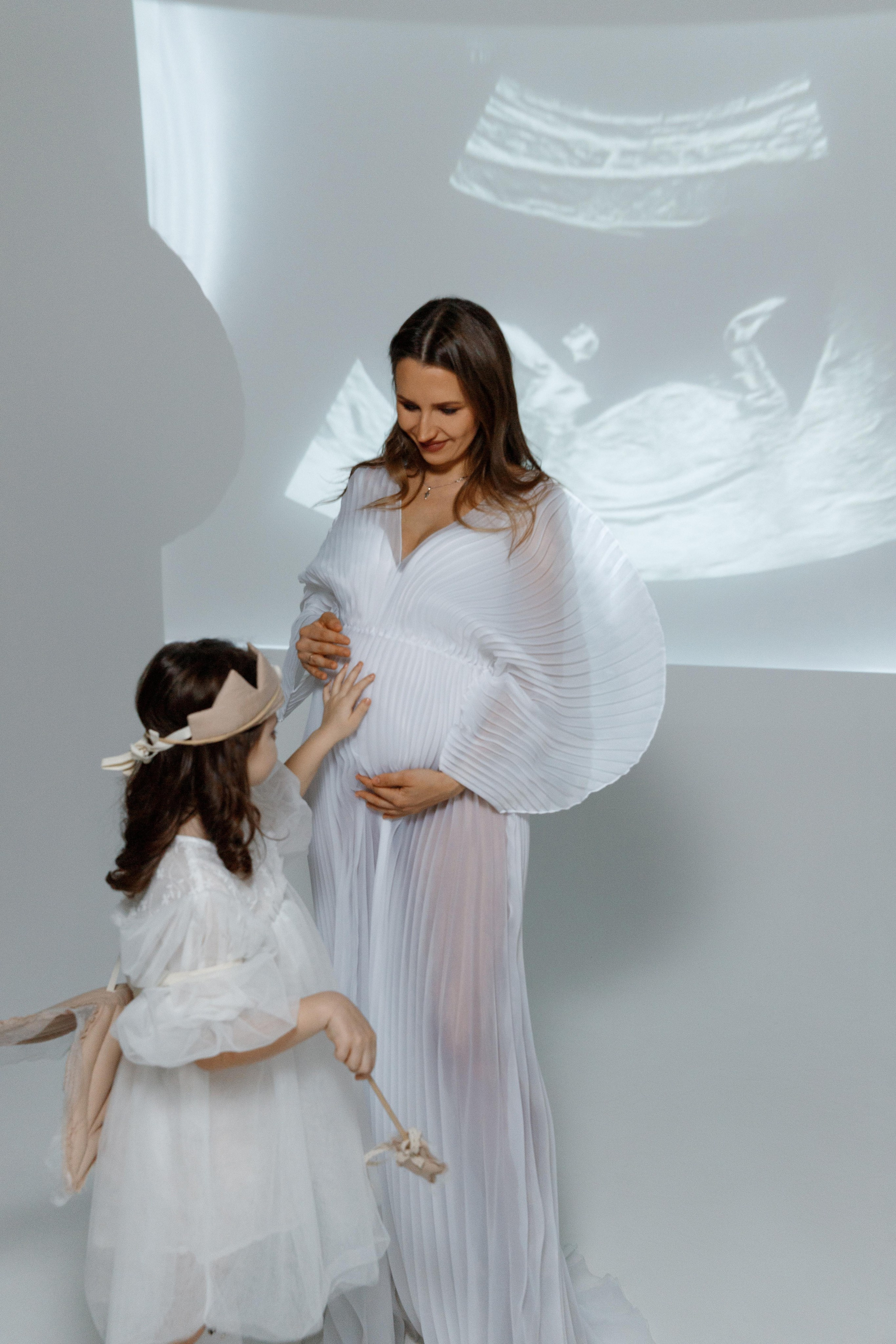 Фотосессия беременности в студии с проектором. Фотограф Александра Сыщенко