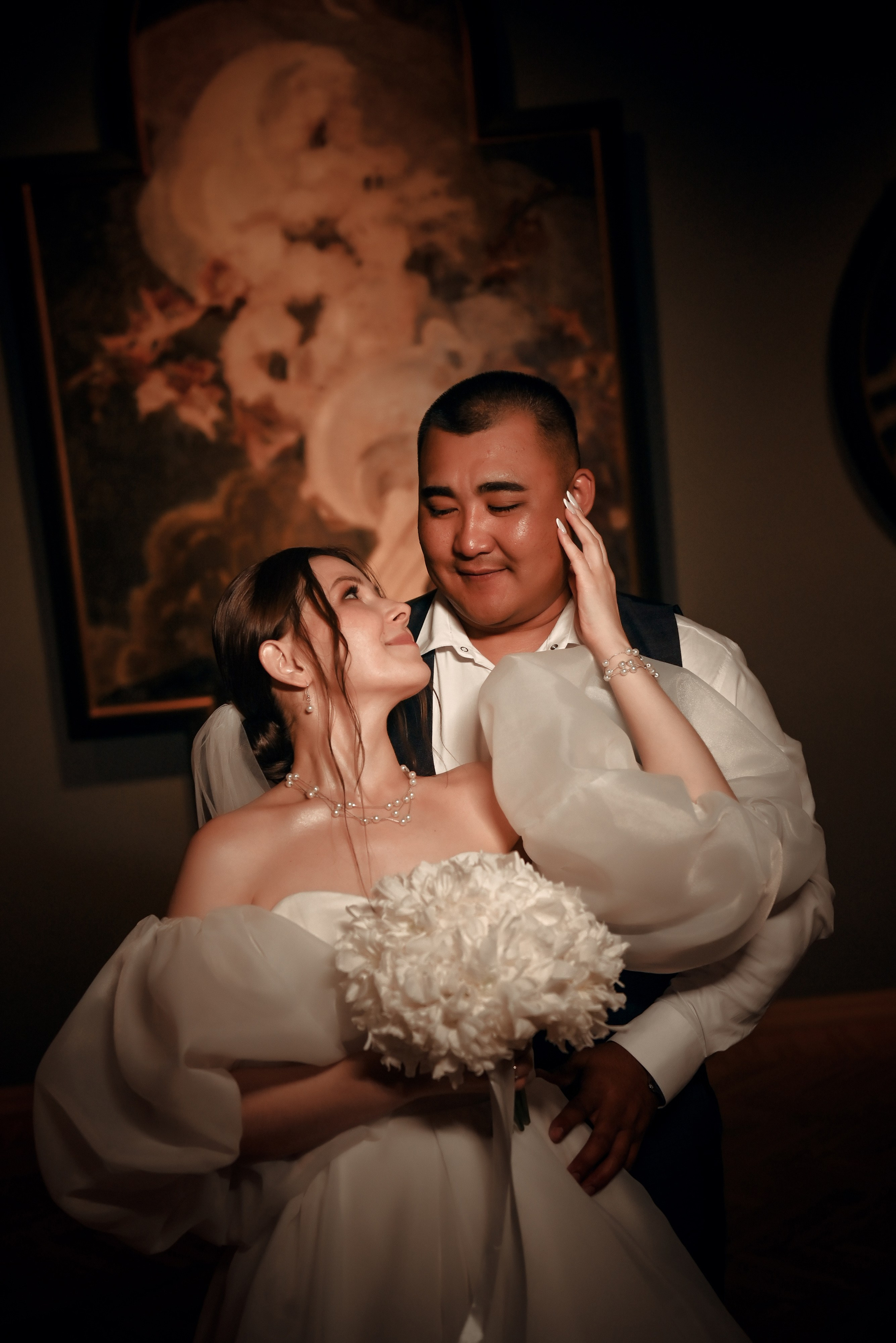 Небольшая свадебная серия в музее и прогулкой под дождем Эльмиры и Ризата. Свадебный, семейный, детский, контент фотограф в Омске Максим Ильин