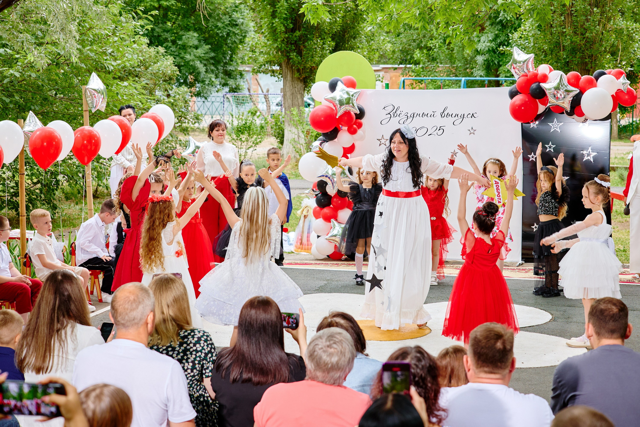 Выпускной 45 сад. Фотограф Выпускные альбомы Таганрог Сергей Коробченко