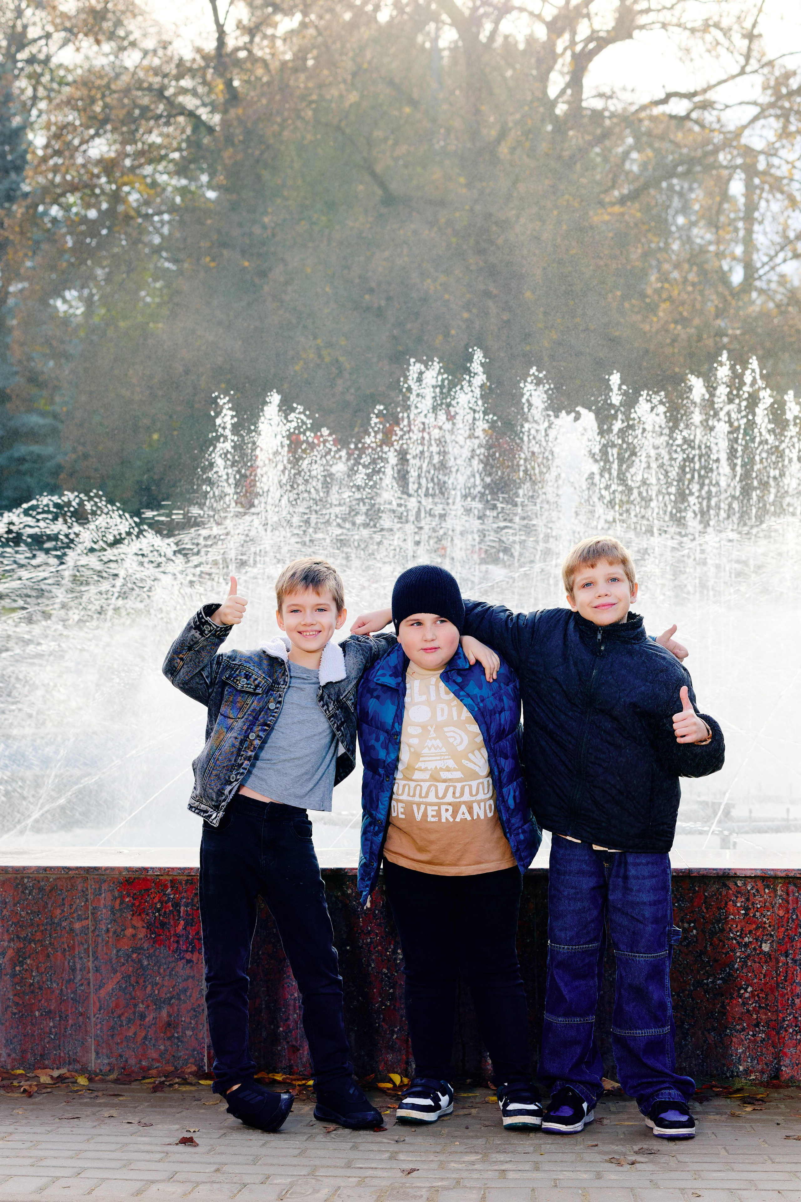 Прогулка в парке классом. Фотограф Выпускные альбомы Таганрог Сергей Коробченко
