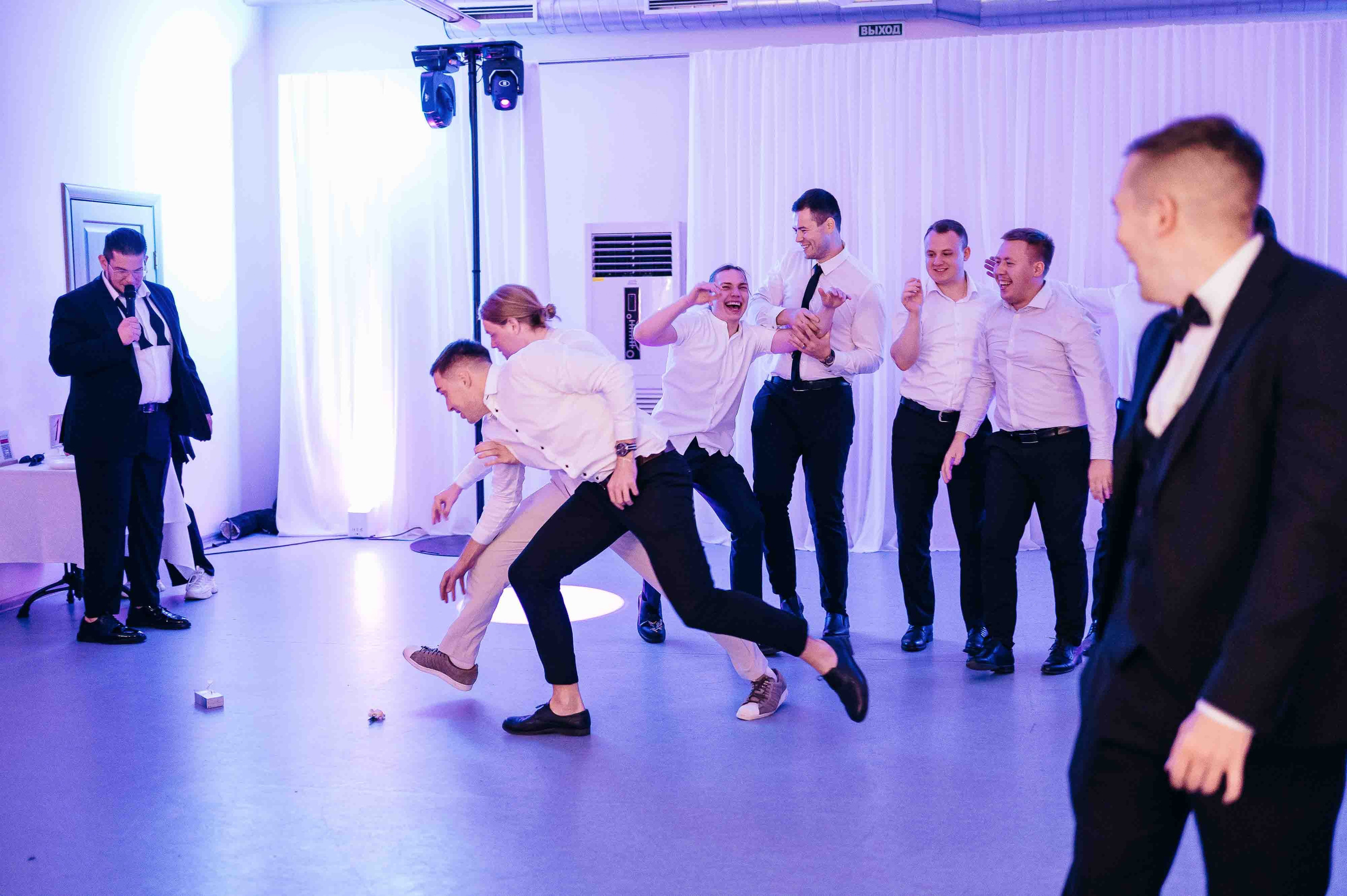 Совместные сборы в отеле. Свадебный и семейный фотограф в Котласе Никита Попов