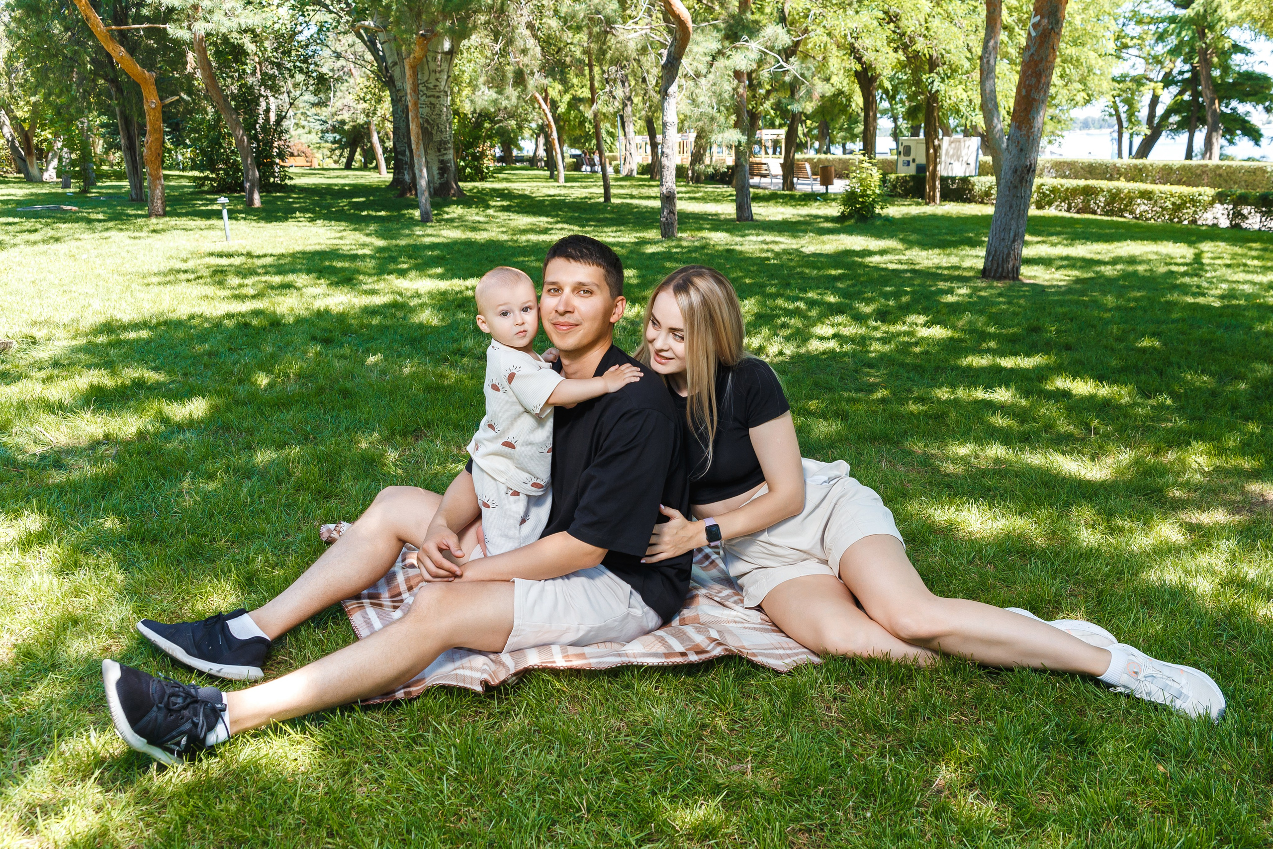 Марку 1 год и он проводит время с родителями в парке. Событийный фотограф Максим Бескоровайновнов