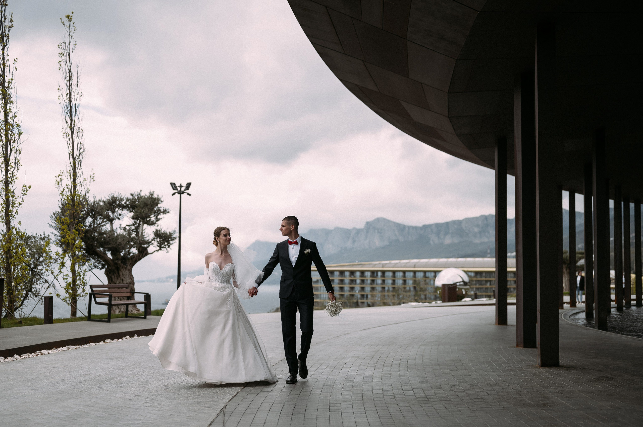 Свадебное утро и прогулка красивой яркой пары. Свадебный и семейный фотограф в Симферополе Дарья Маркова