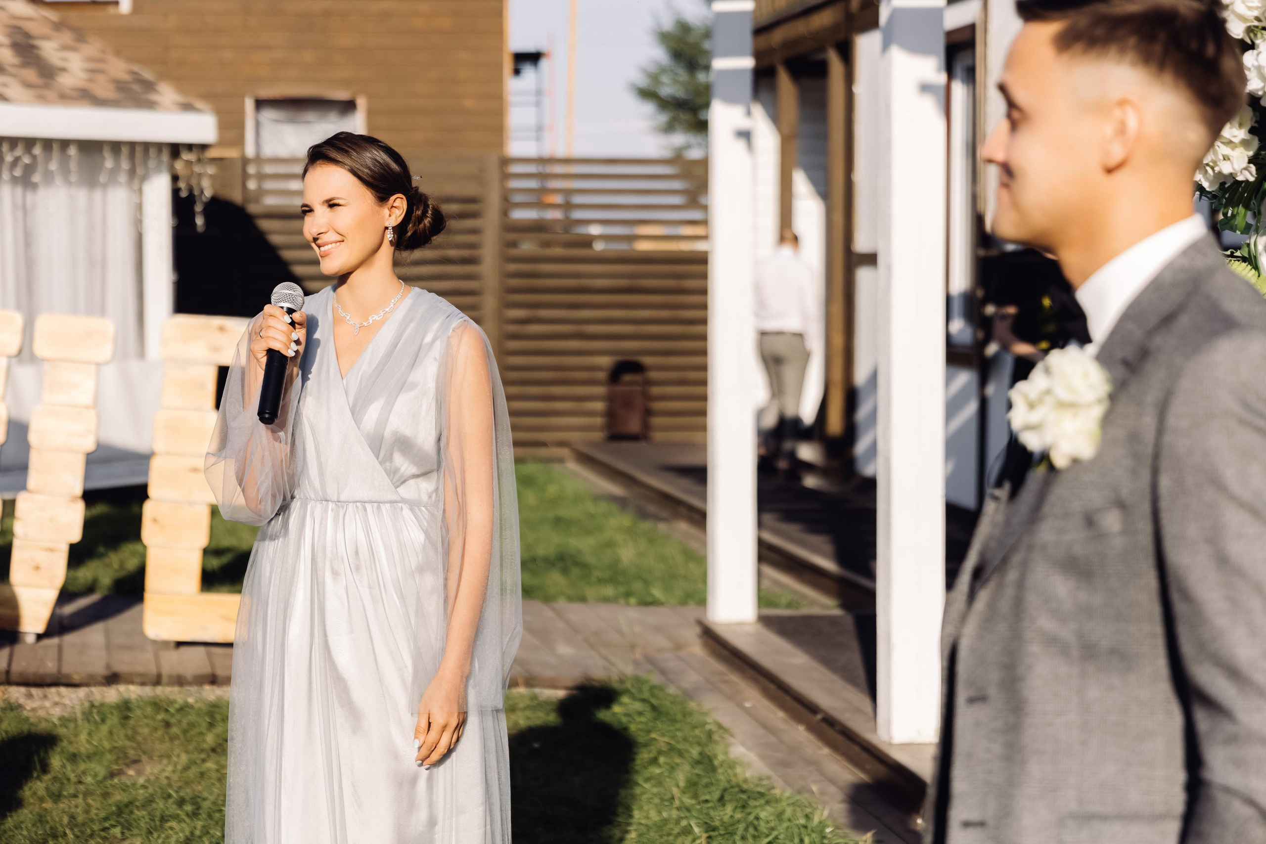 ведущая выездной церемонии красноярск, выездной регистратор красноярск, выездной регистратор Мария Селиванова, жених у алтаря, жених у арки