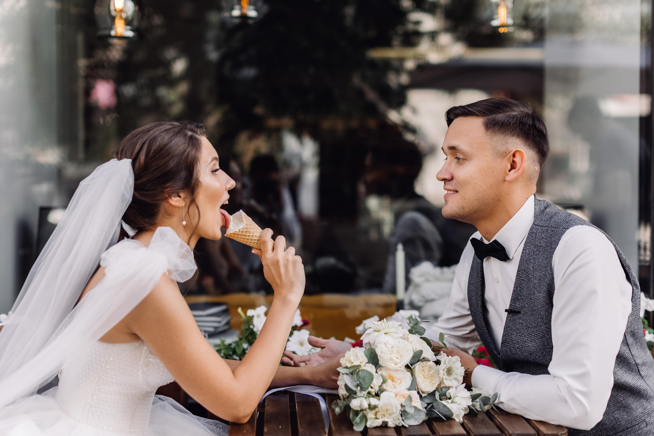 жених и невеста в кафе, свадебная прогулка, фотограф красноярск, жених, невеста, кафе красноярск