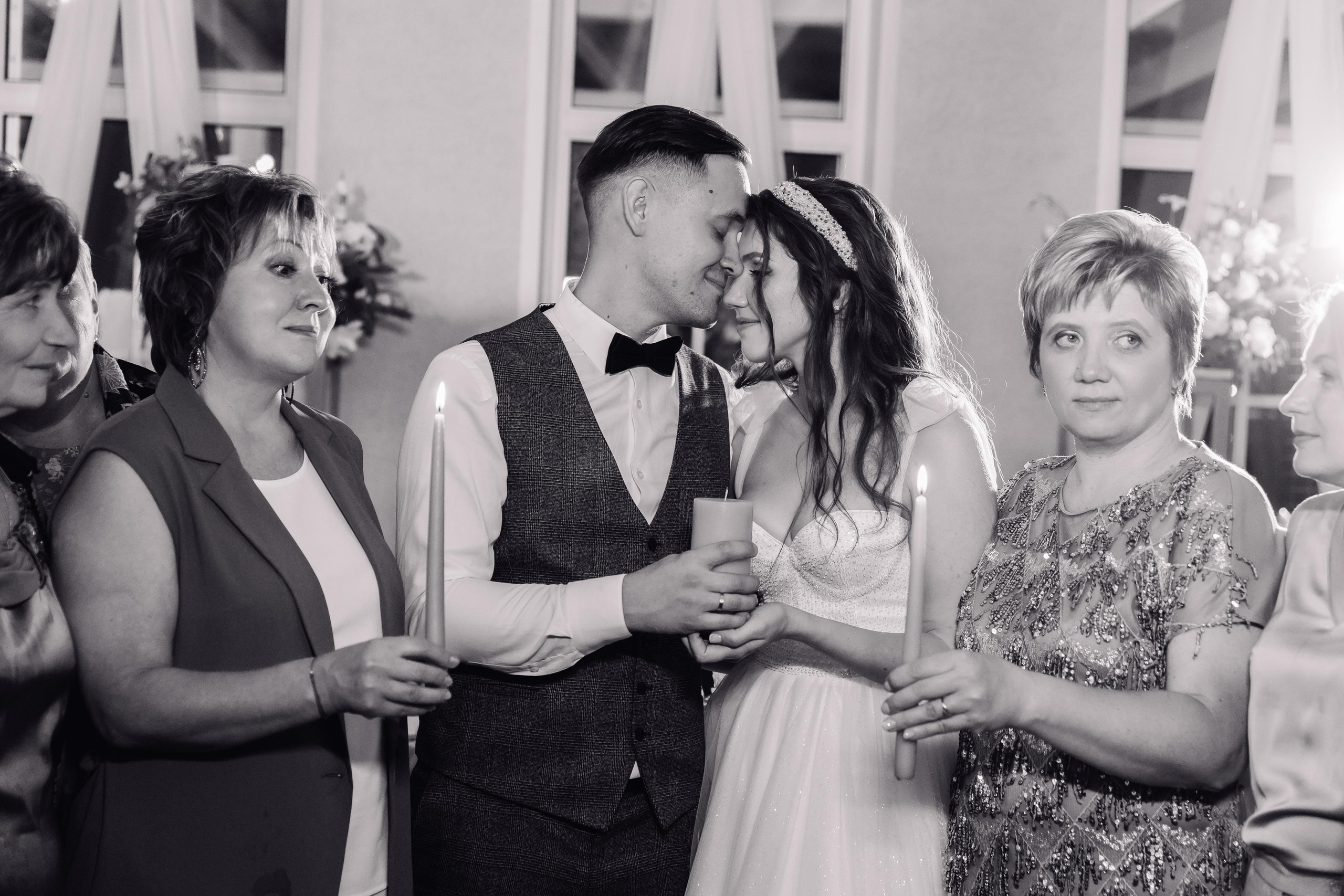 семейный очаг, жених и невеста, родители молодых, зажжение очага, мамы на свадьбе