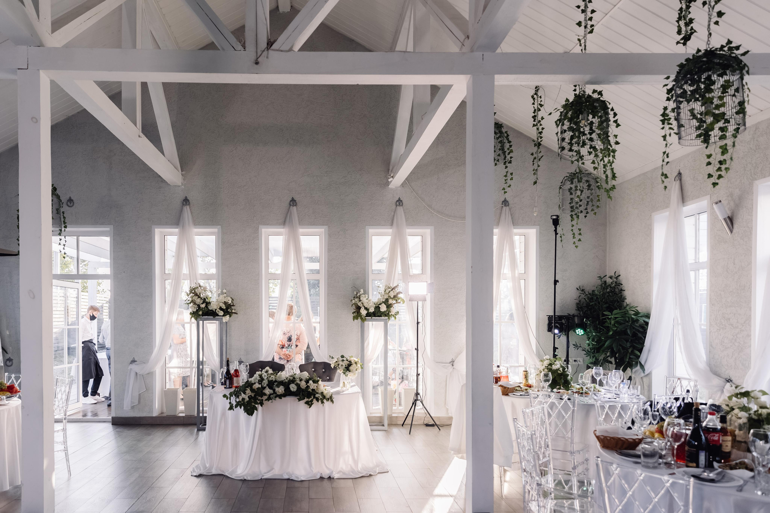 шато красноярск, декор свадьбы красноярск, оформление свадьбы красноярск, президиум, стол молодоженов