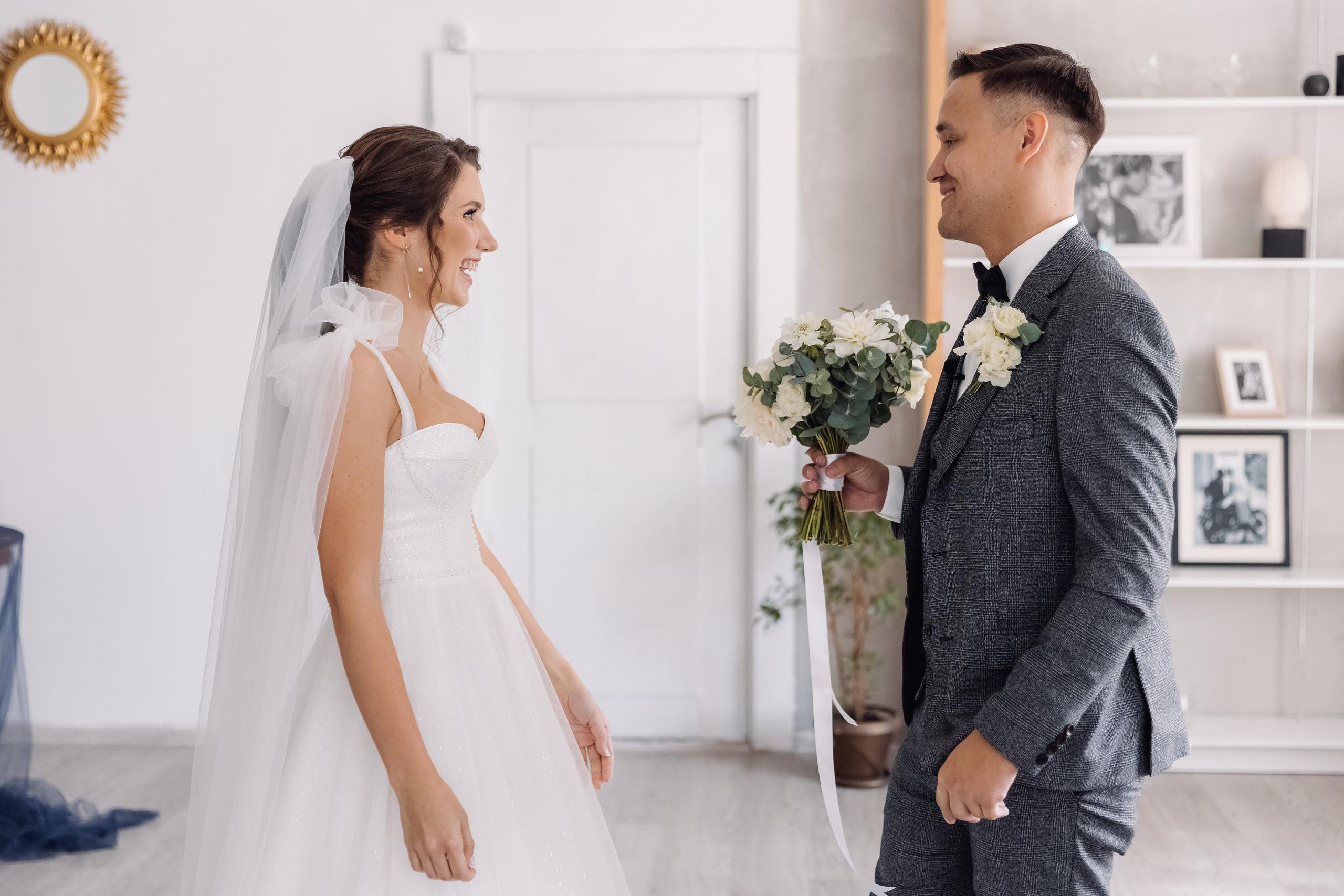 встреча жениха и невесты, первая встреча, невеста, жених, фотостудия красноярск