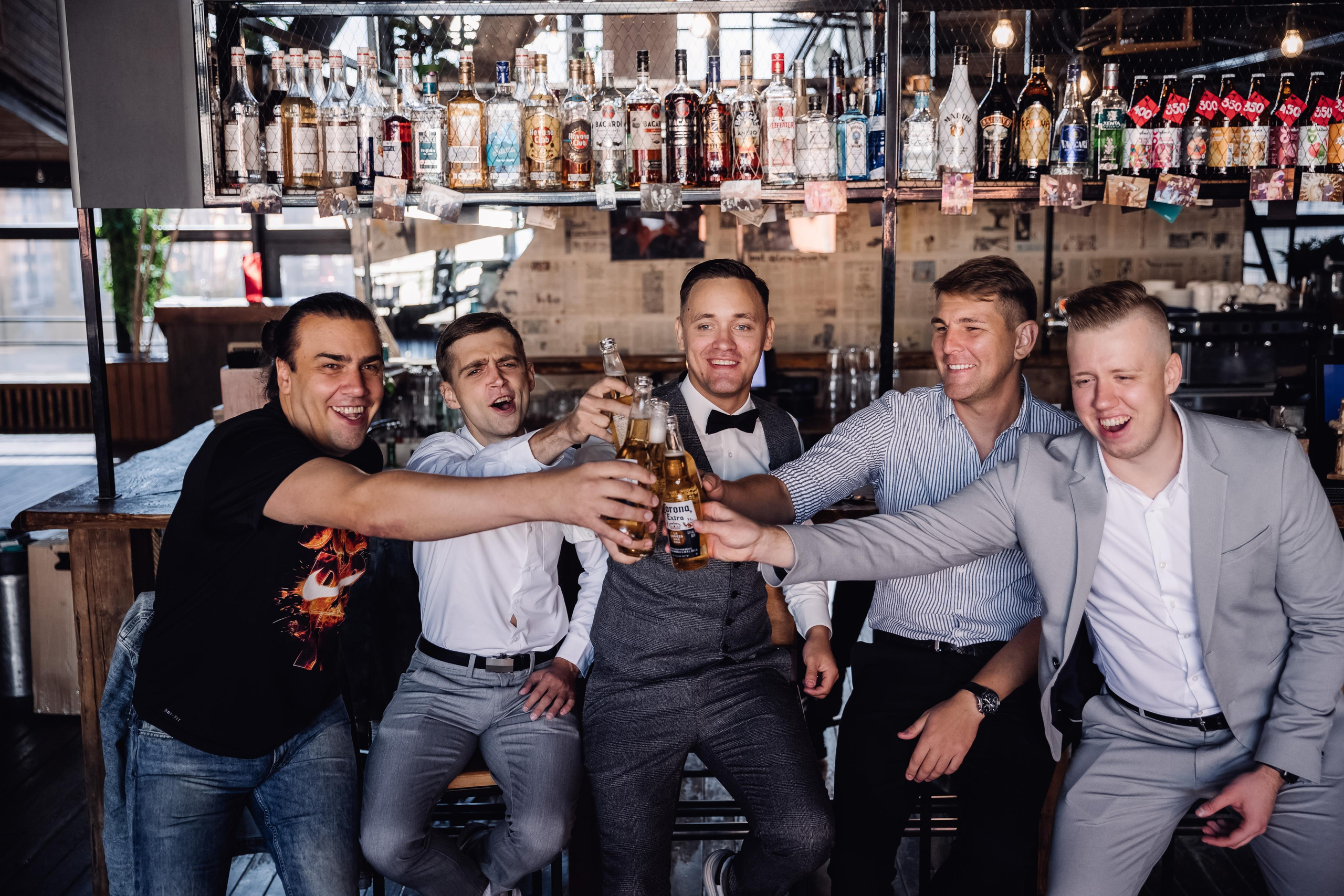 друзья жениха, жених, съемка жениха, свадьбе красноярск