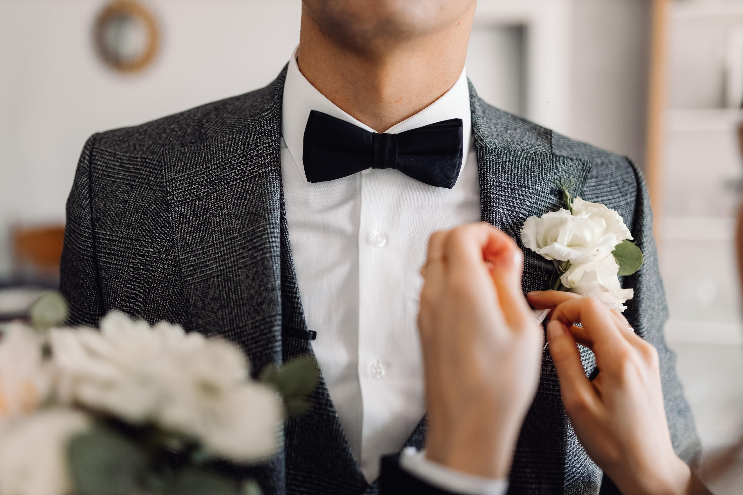 бутоньерка, как крепить бутоньерку, жених, координатор