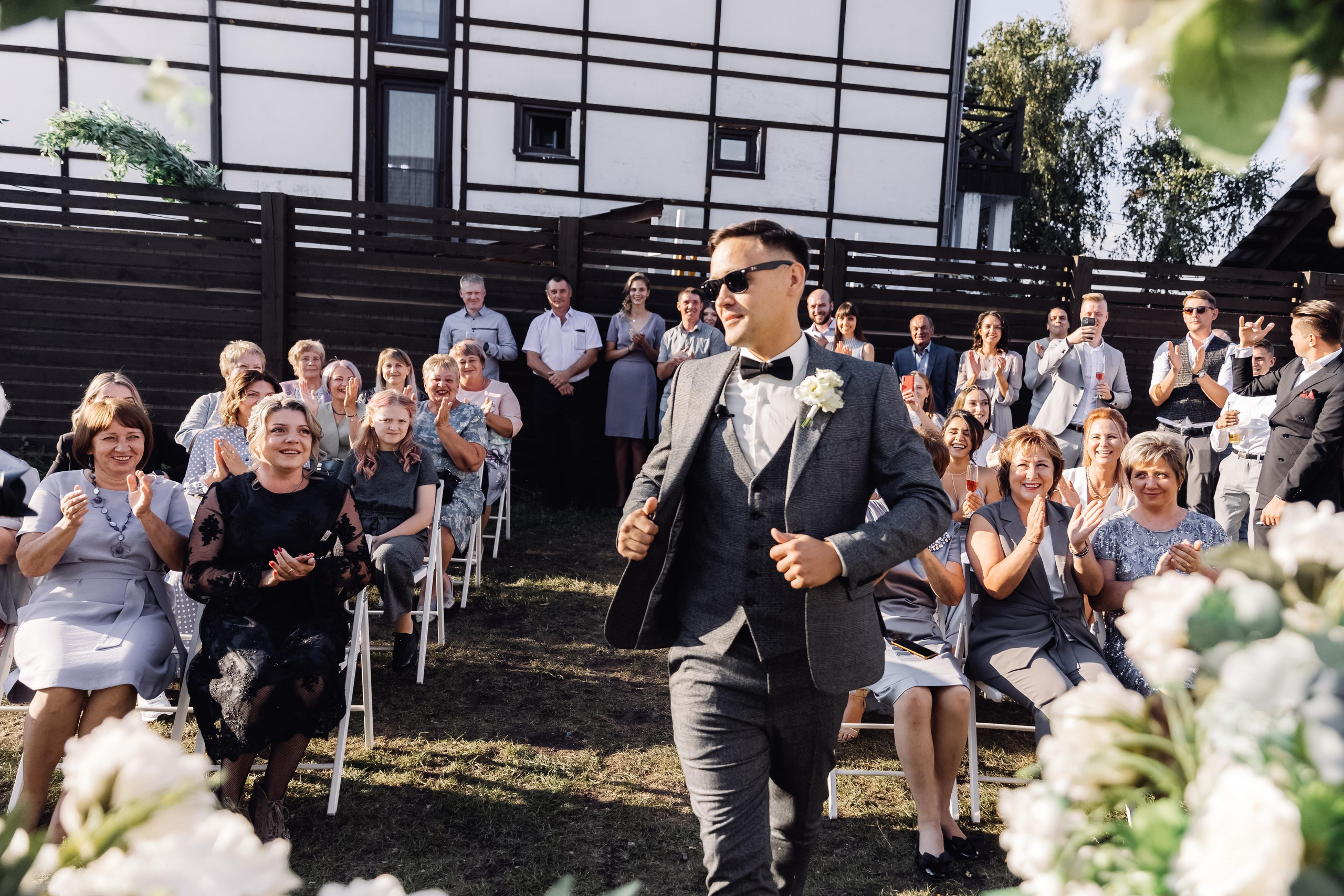 выездная церемония красноярск, свадебная церемония, выход жениха, гости на церемонии, свадебная арка красноярск