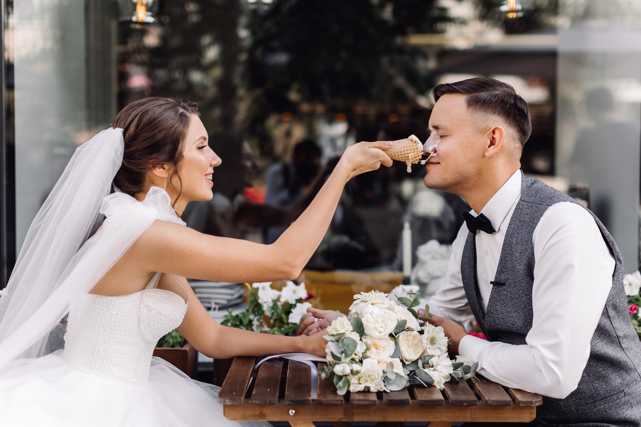 жених и невеста в кафе, свадебная прогулка, фотограф красноярск, жених, невеста, кафе красноярск