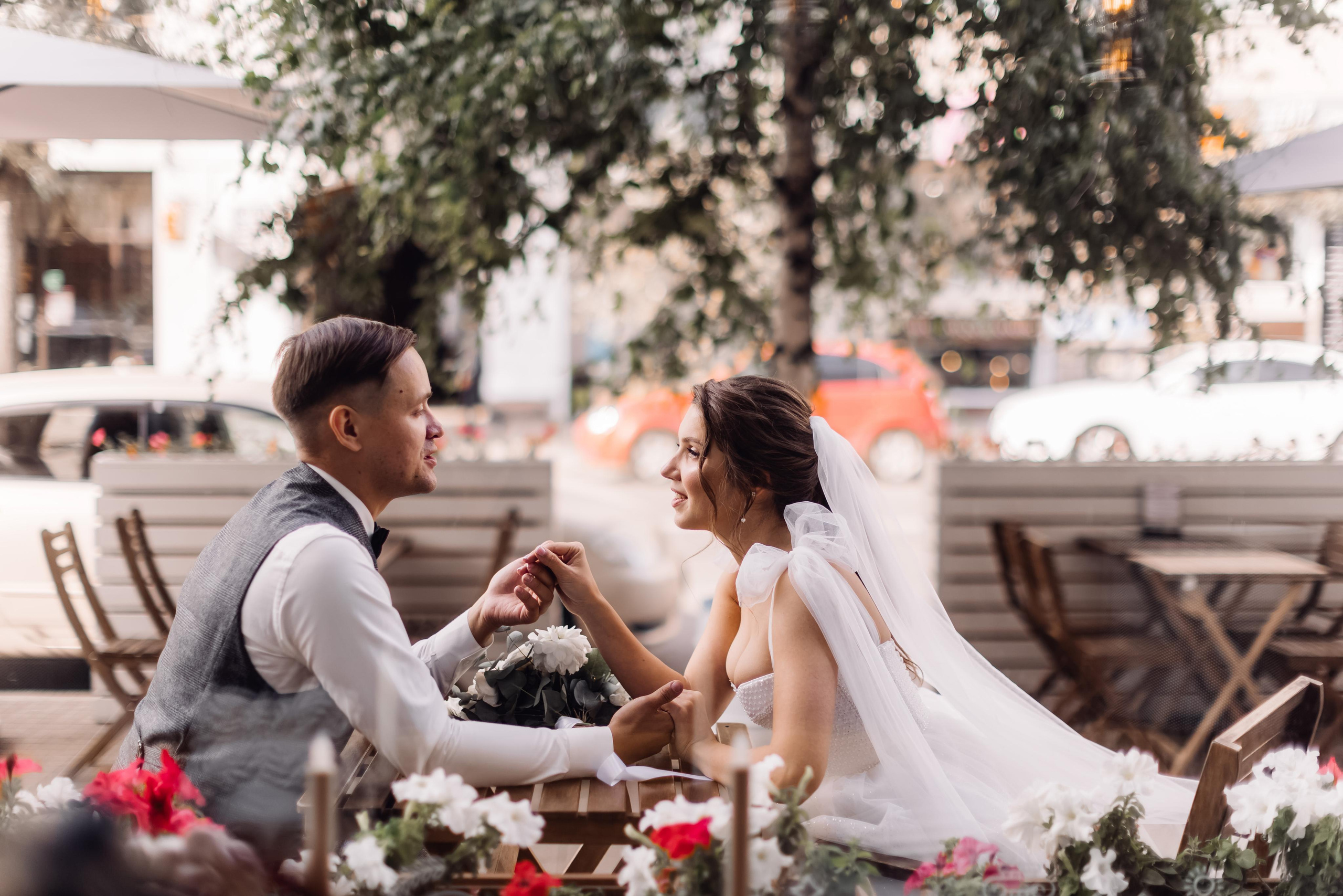 жених и невеста в кафе, свадебная прогулка, фотограф красноярск, жених, невеста, кафе красноярск