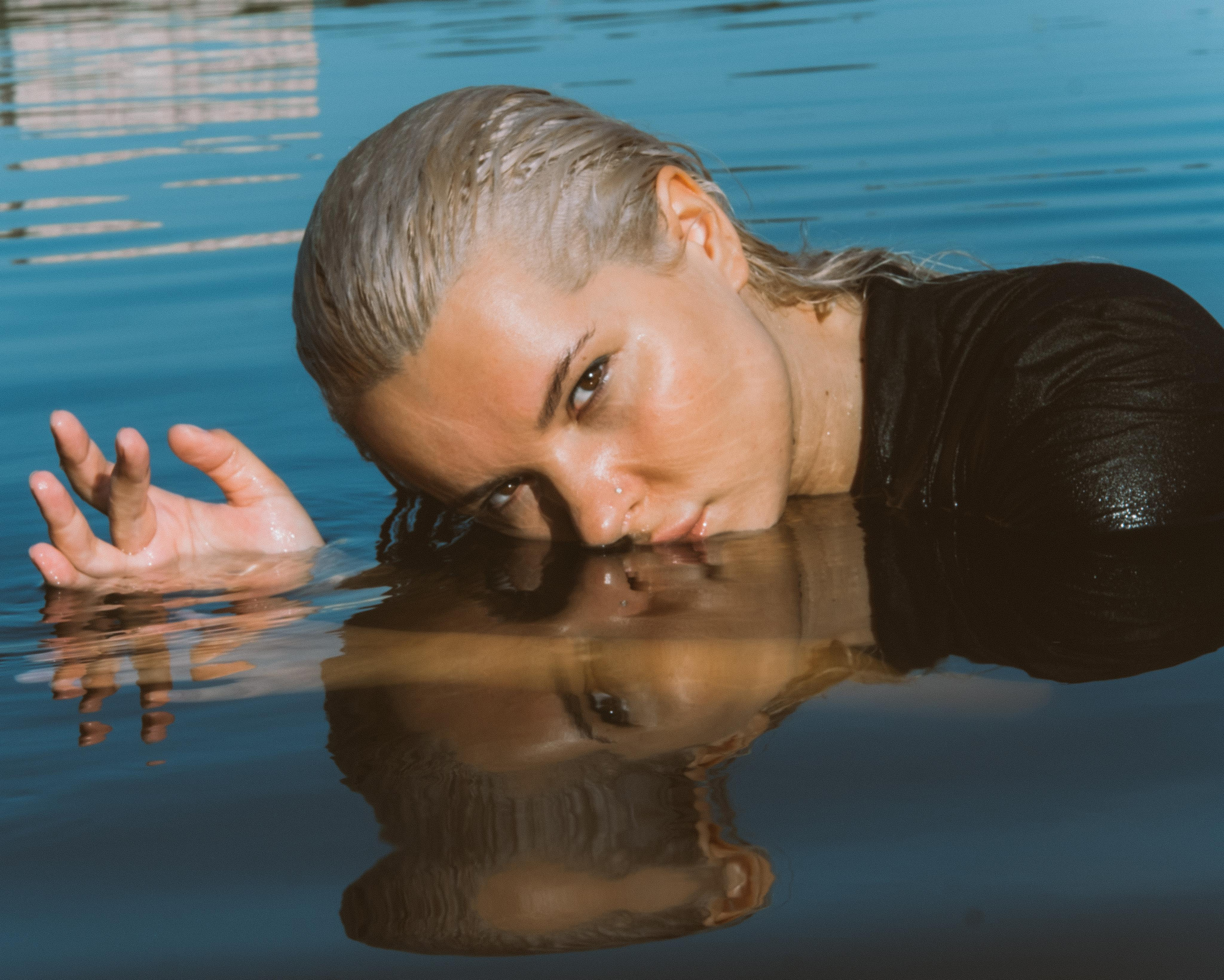 Красивая девушка в воде