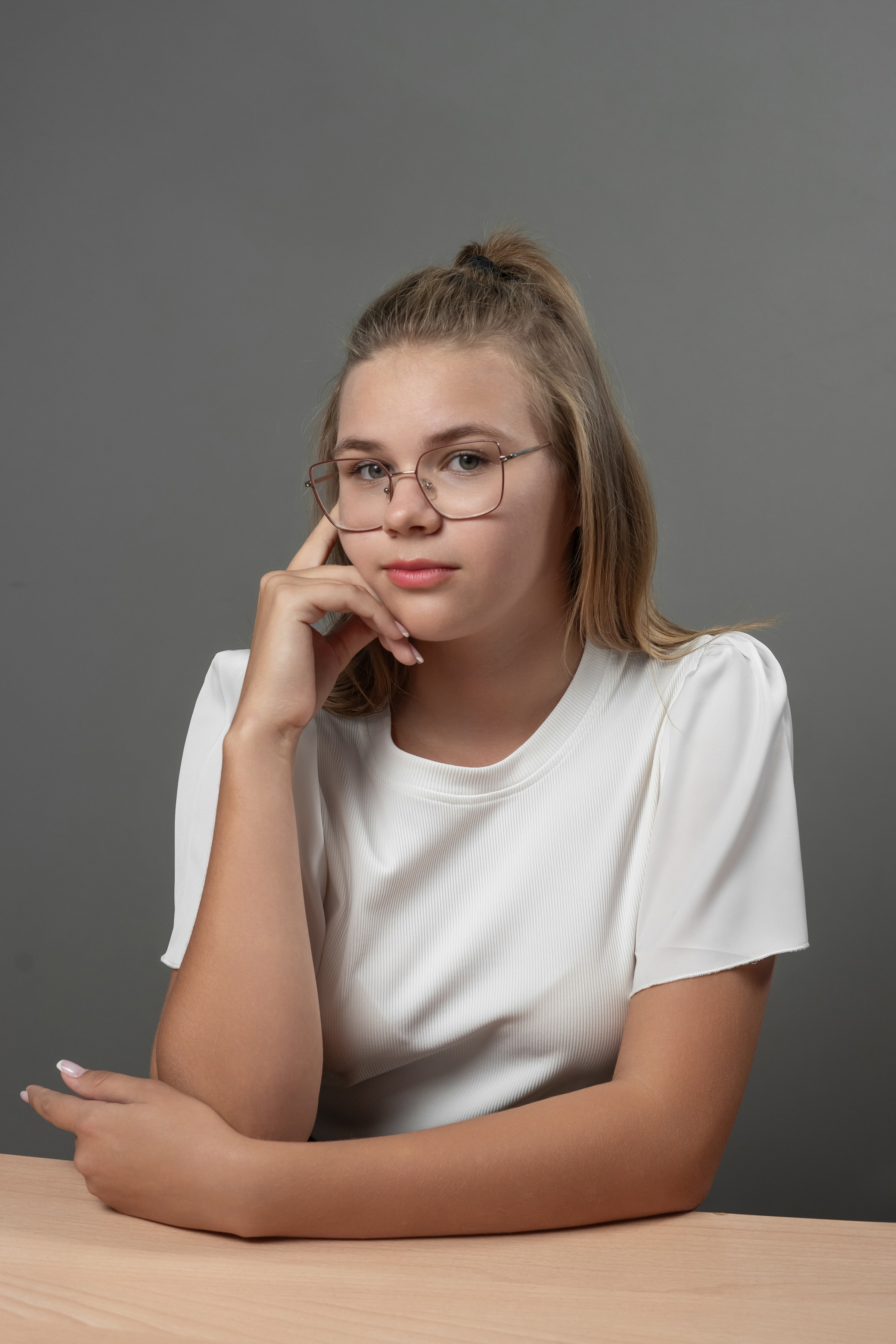 Портреты на сером  фоне. Ольга Плаксина фотограф в Саратове