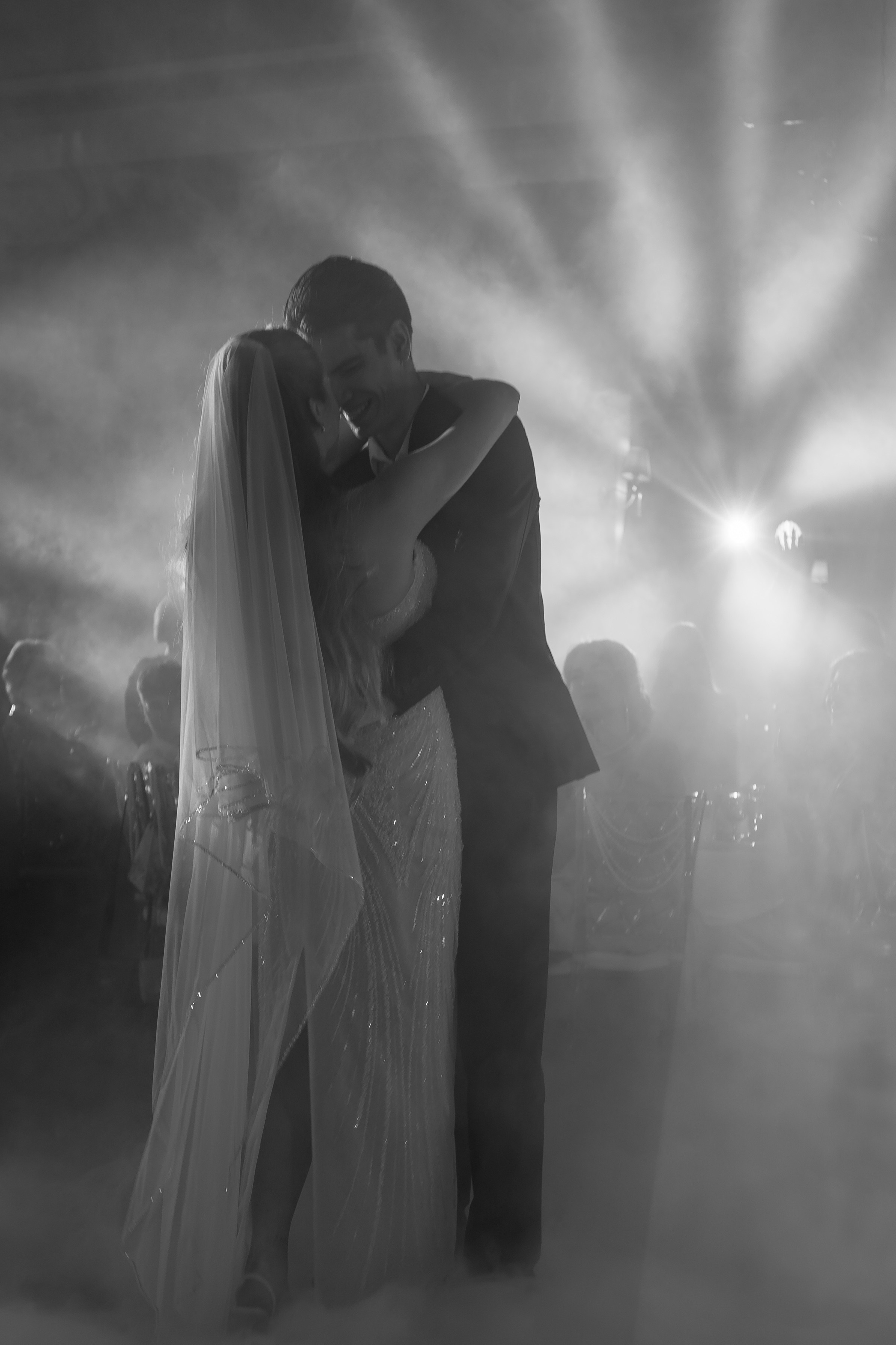 ПЕРВЫЙ ТАНЕЦ МОЛОДЫХ НА БАНКЕТЕ. ТРОГАТЕЛЬНЫЙ МОМЕНТ (СНЯТО В СИБИРЕ В НИЖНЕВАРТОВСКЕ). Профессиональный фотограф, Санкт-Петербург — Виктория Богомолова